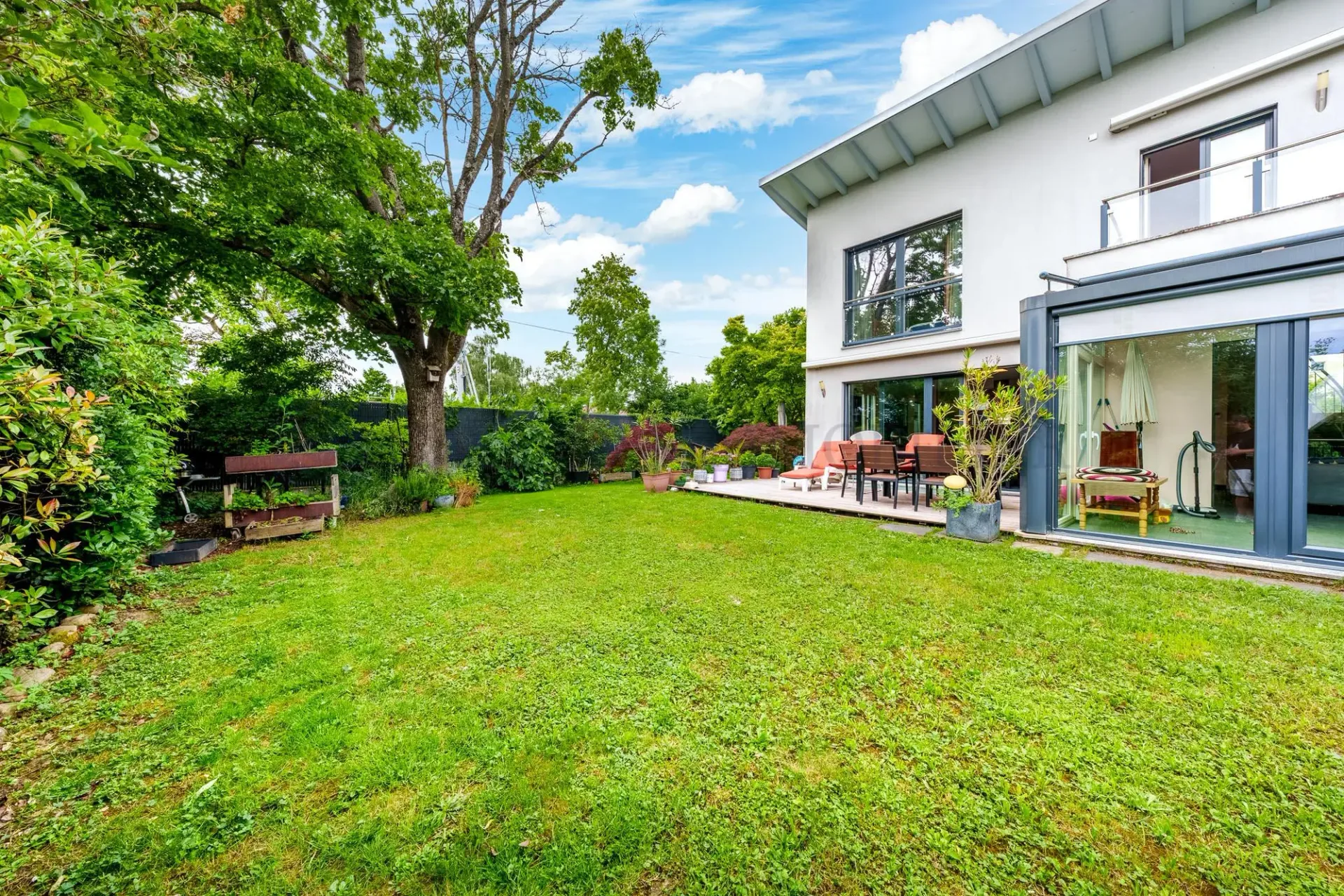 Zweifamilienhaus-Minergie-Villa mit wunderschönem baumgesäumten Garten!