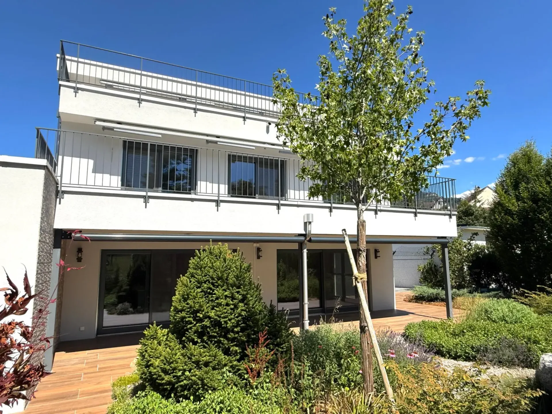 Modernes 6-Zimmer-Einfamilienhaus mit Lift, Traumgarten in einem der besten Familienviertel von Dornach