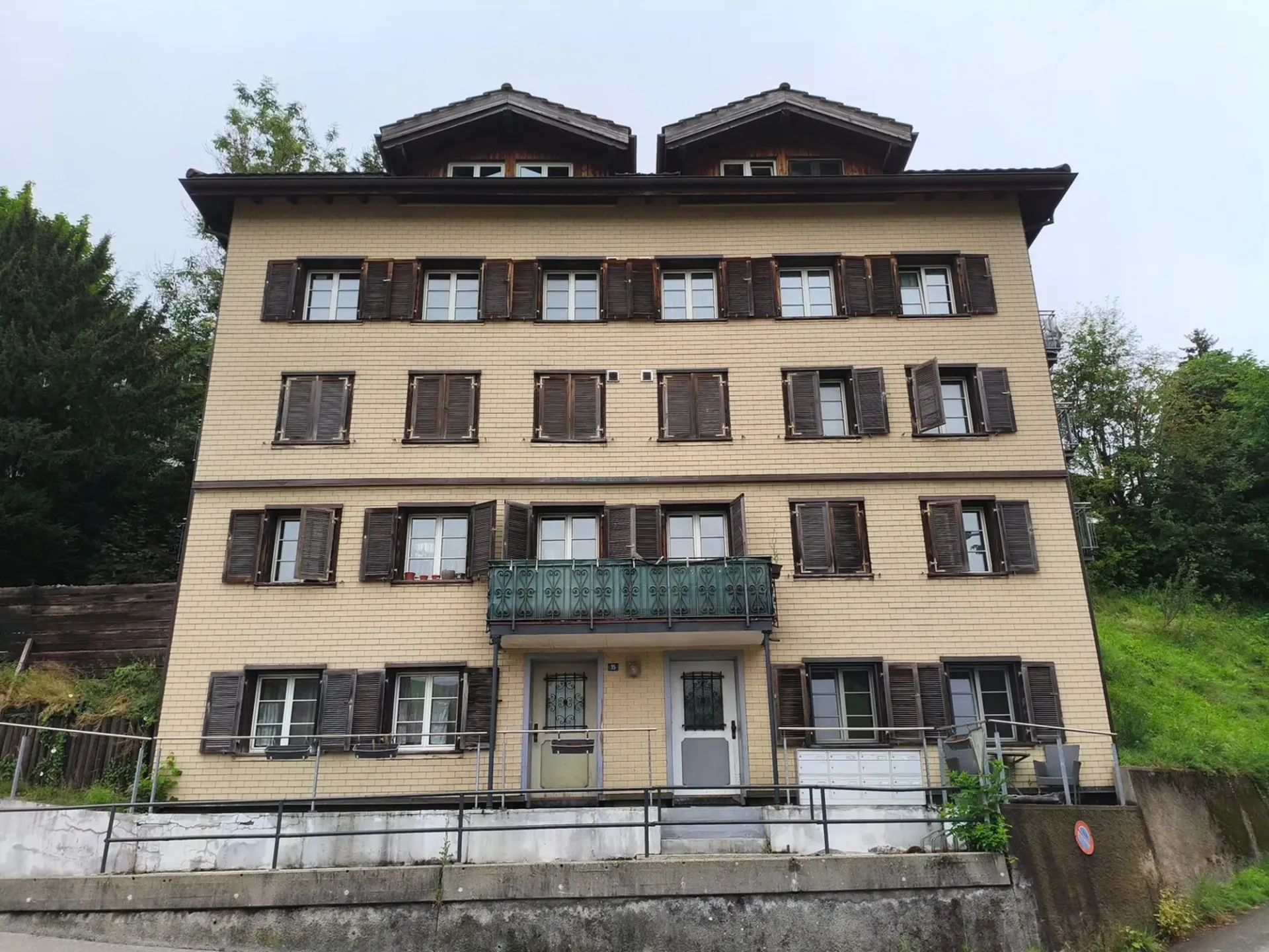 Helle 4.5-Zimmer-Wohnung mit Balkon und schöner Aussicht!