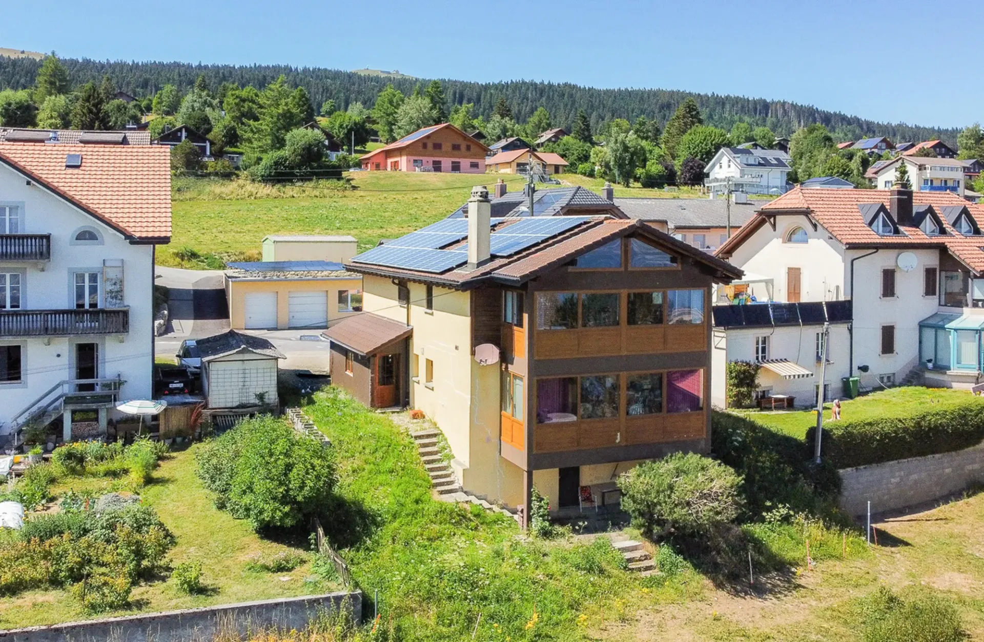 Casa con 2 appartamenti e diritto di abitazione e 3 garage