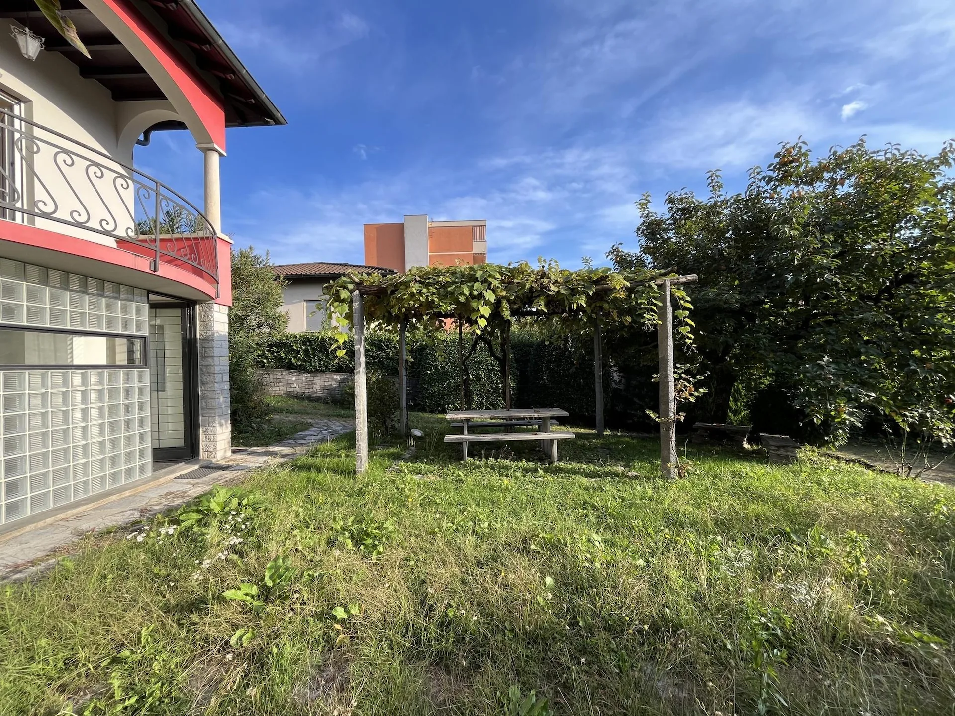 HELLDUNKLE VILLA 6.5 MIT EBENERDIGEM GARTEN IN BALERNA