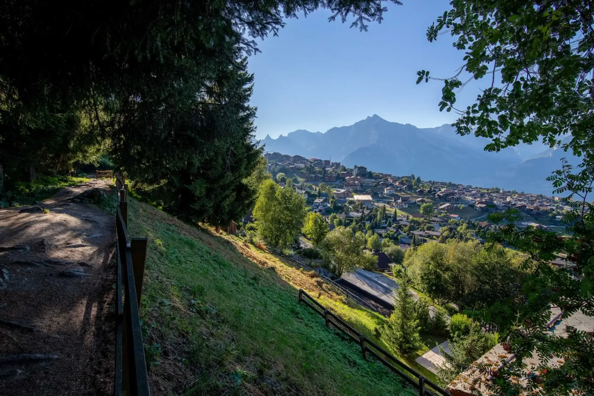 Bauplatz, unabhängig vom Auftrag, neben dem Bisse