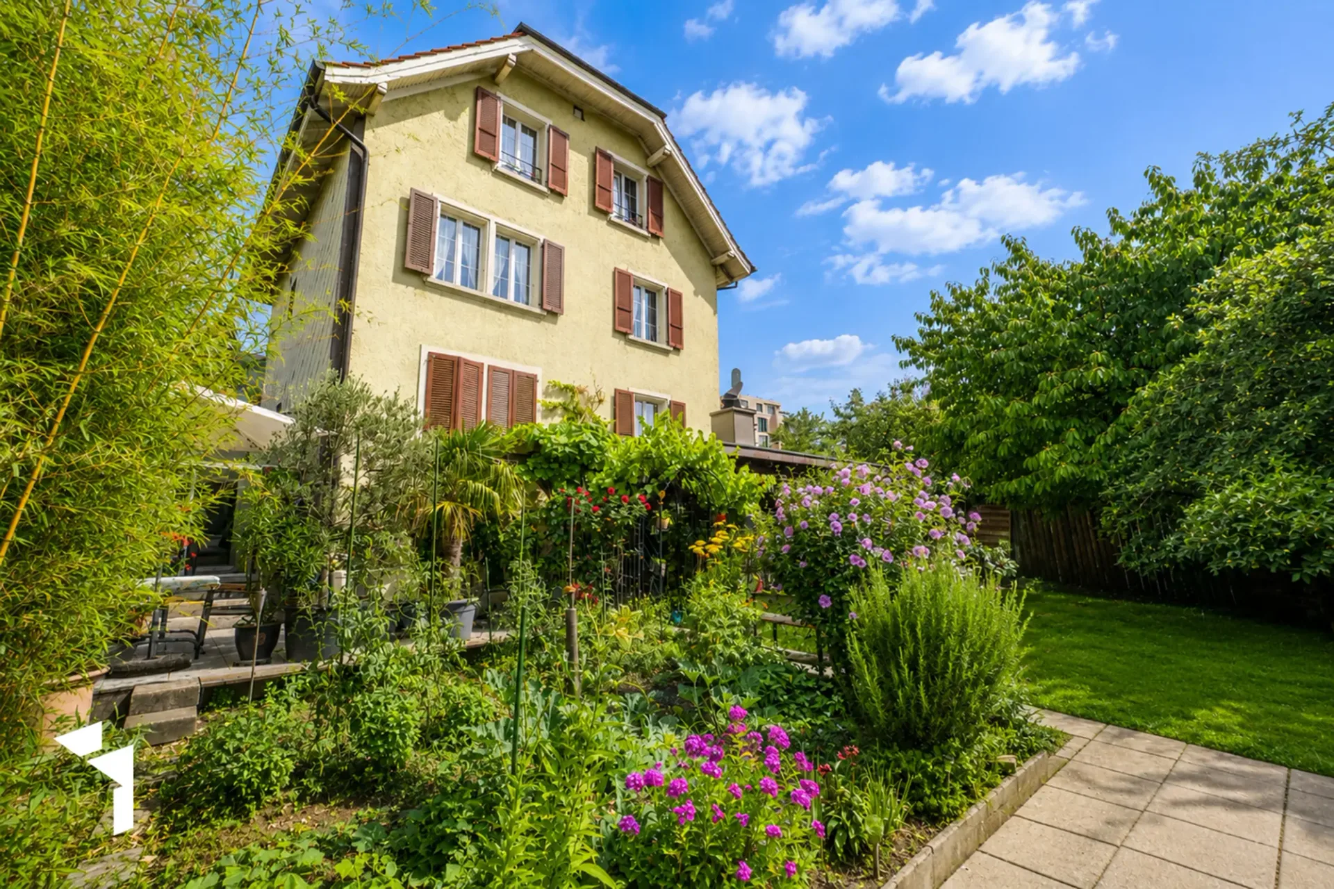 Fehr Immobilien - Grosszügiges Zwei-Generationen-Haus