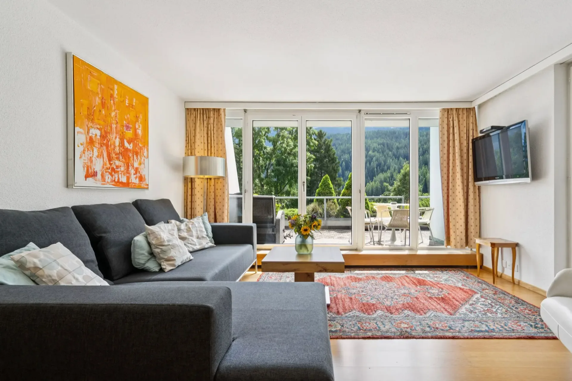 Investire o vivere a Scuol: prima o seconda casa, appartamento con terrazza 3,5 locali