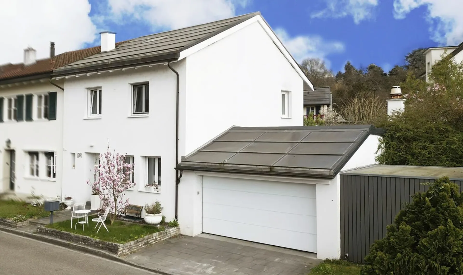 Modernisiertes Reiheneckhaus mit Doppelgarage, PV-Anlage und grosszügigem Garten