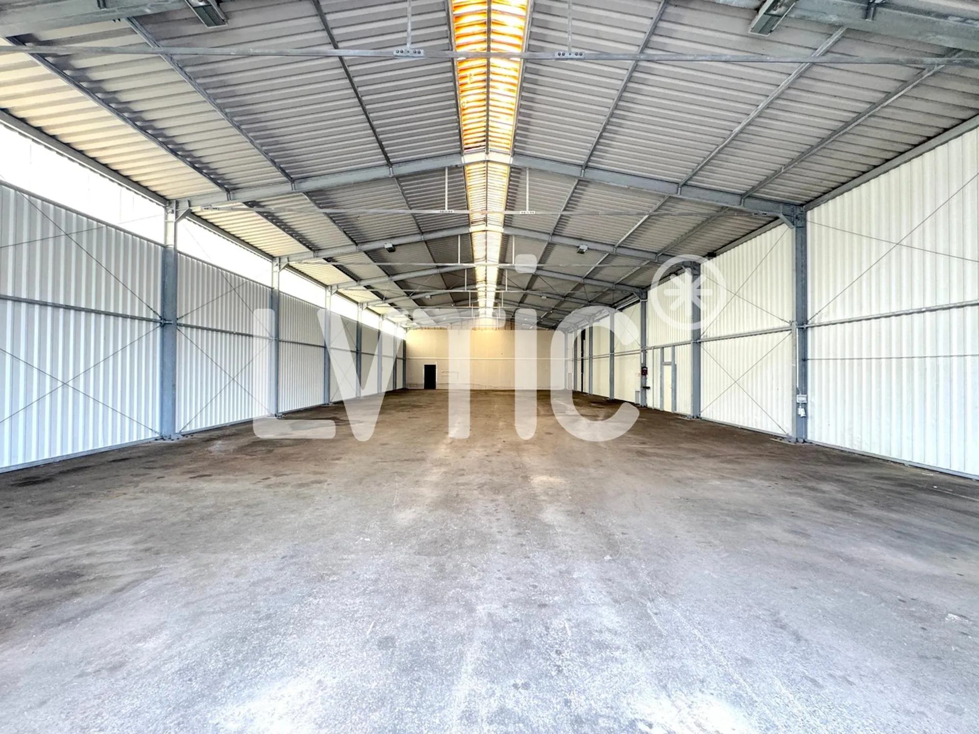 Lagerhalle, Werkstatt von 600 m2 teilbar ab 300 m2 zur Miete in St-Aubin