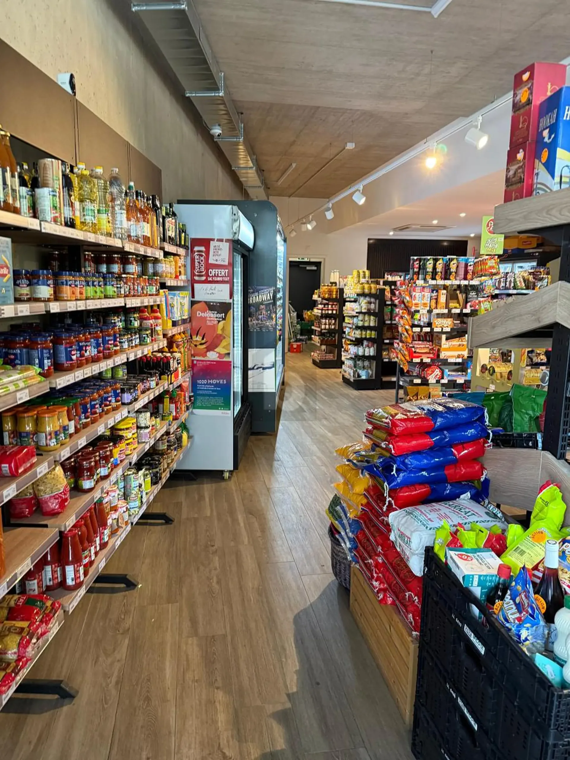 MODERNE AVEC CLIENTÈLE FIDÈLE