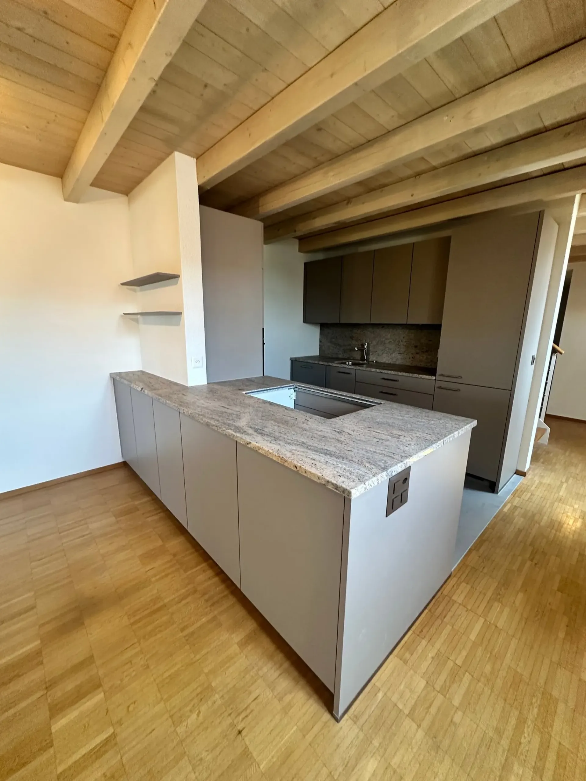 Appartement de mansarde rénové de 3,5 pièces - nouvelle cuisine