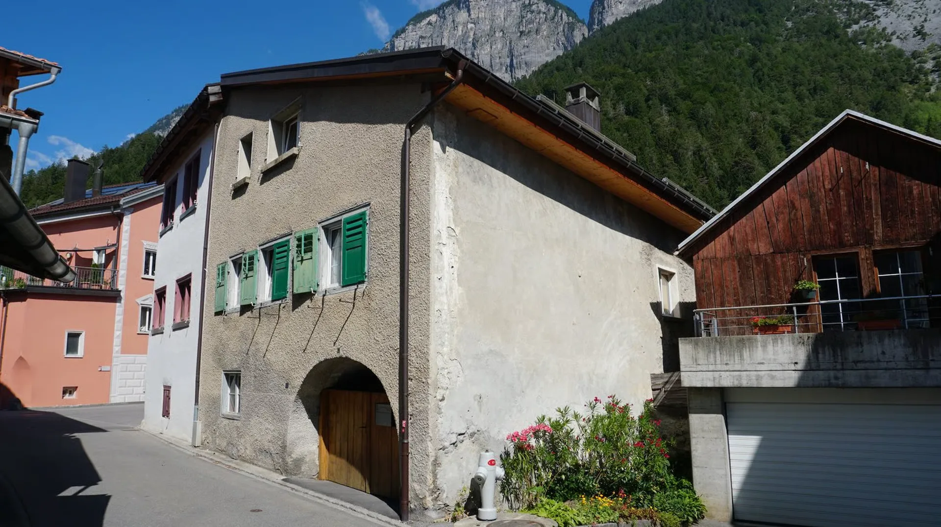 Felsberg - 4½-Zimmer-EFH mit Schopfanbau und sep. Wiesland