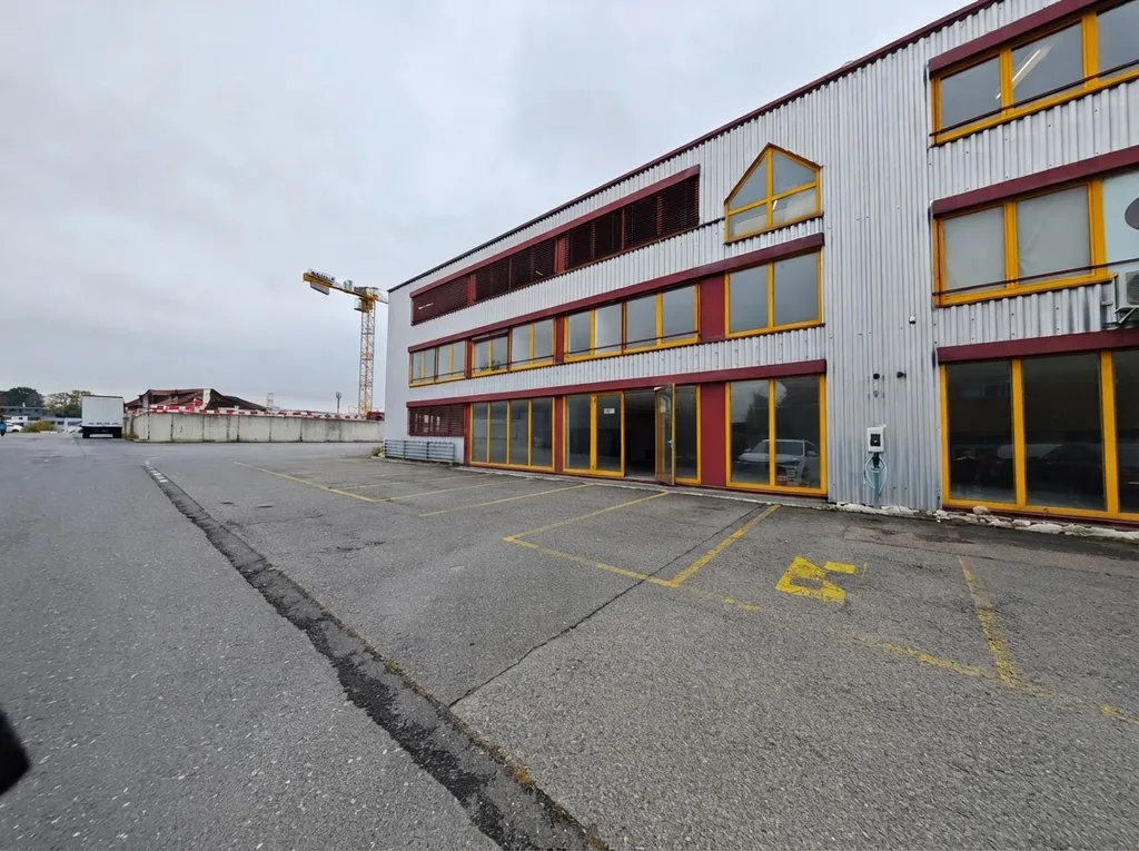 ECHALLENS - 597 m2 of versatile space in the heart of Gros-de-Vaud