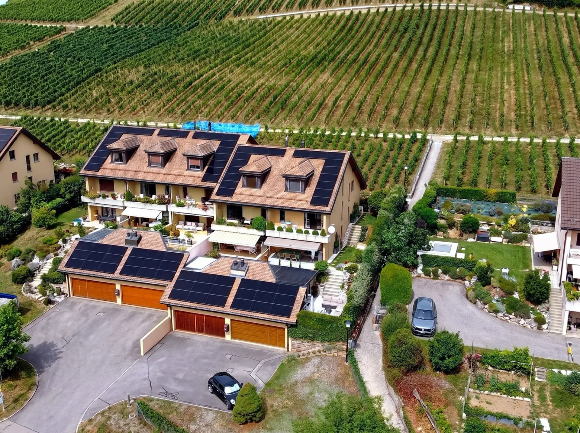 Umgeben von Weinbergen, mit Blick auf den See, fast am Ende der Straße