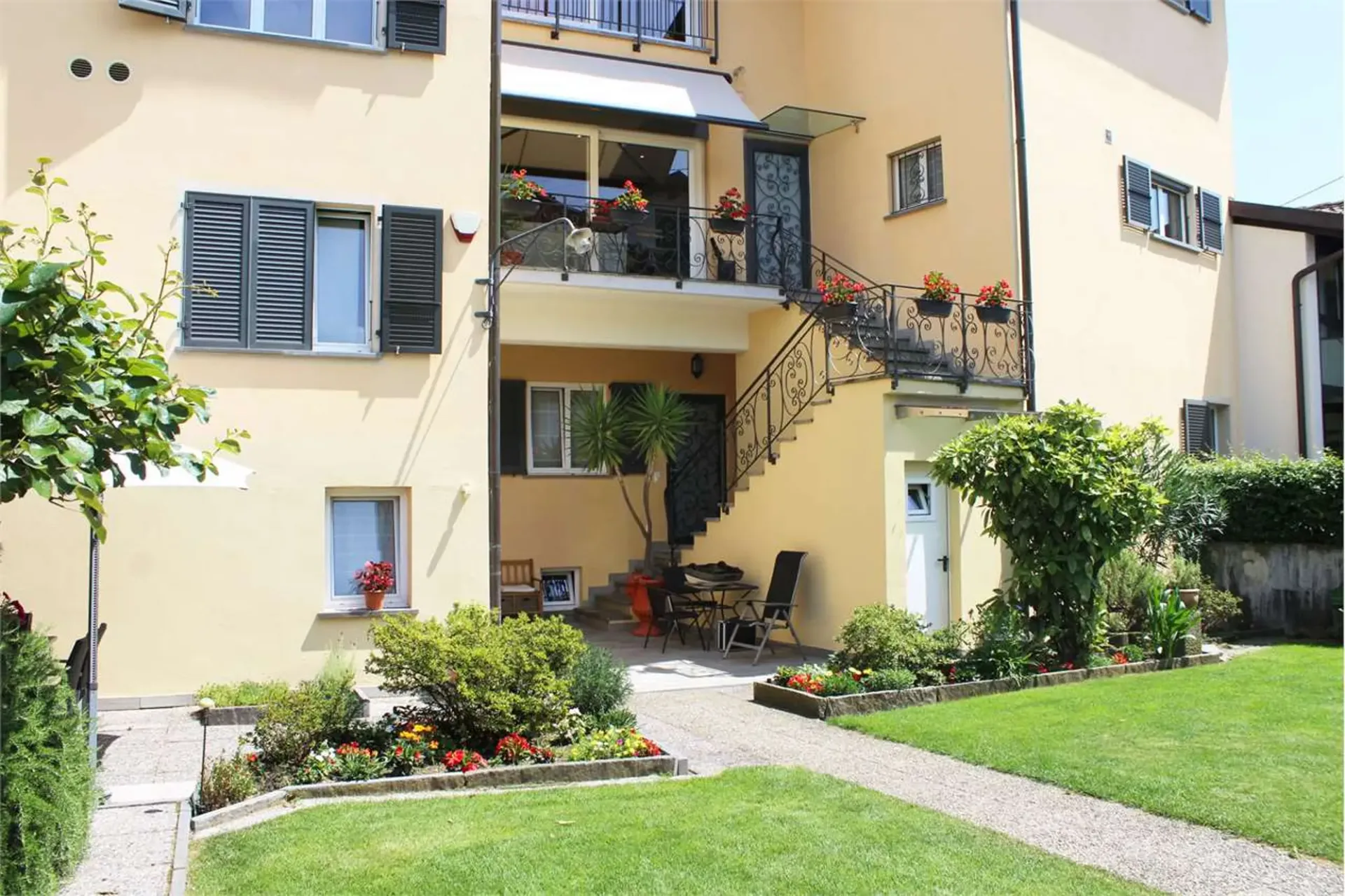 Geräumiges Doppelhaus mit Garten