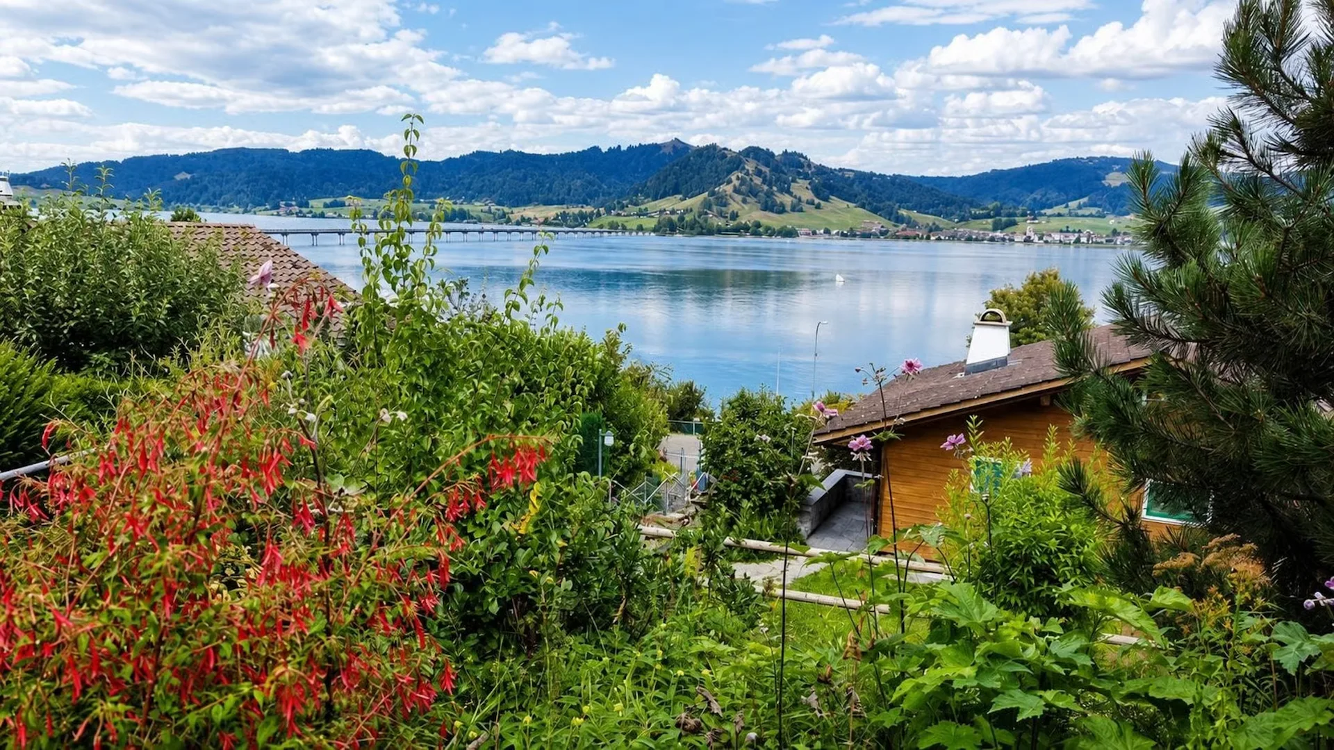 FERIENHAUS MIT SENSATIONELLER SEE- UND BERGSICHT