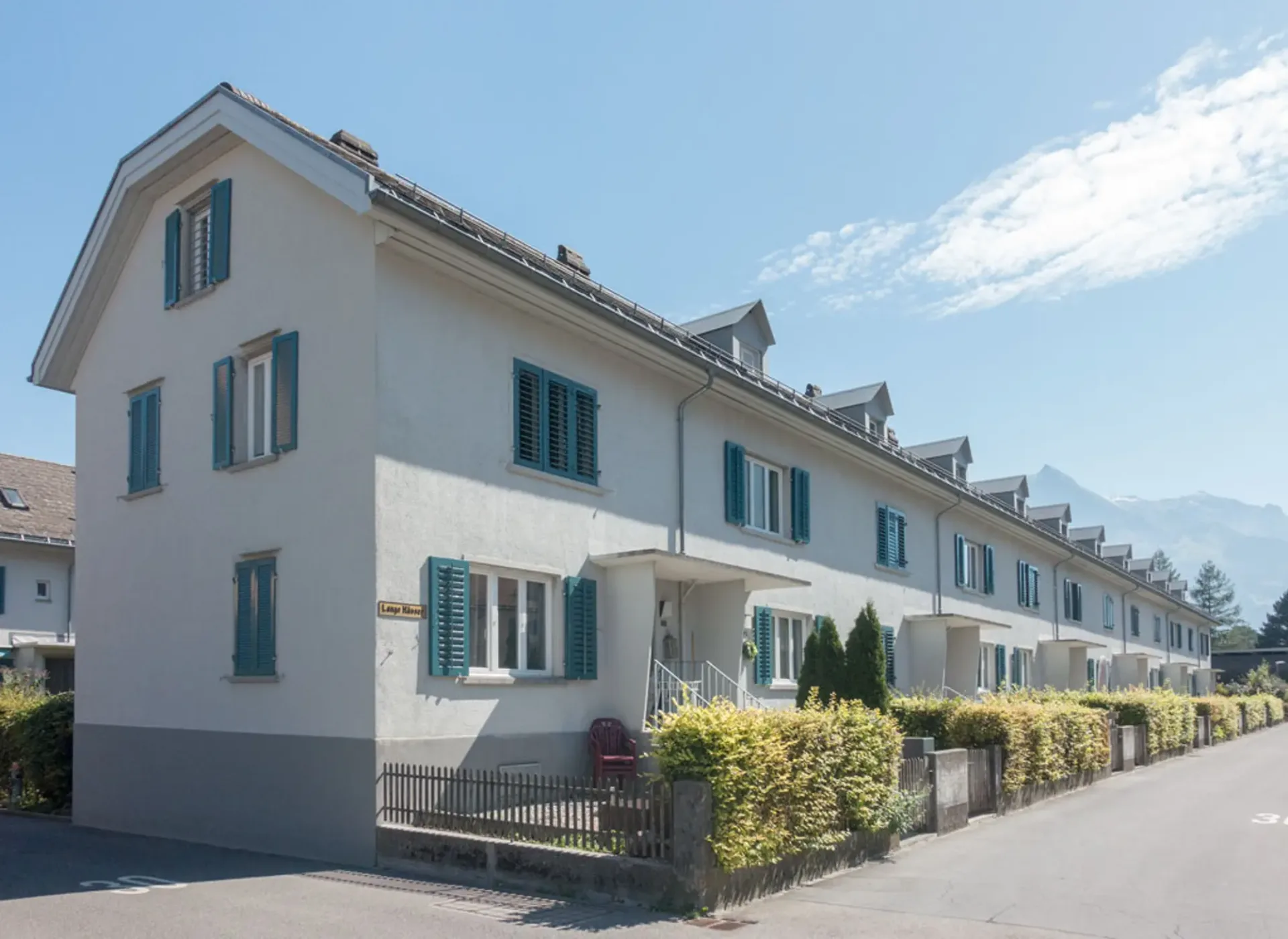 Child-friendly location, near shopping facilities/school/kindergarten