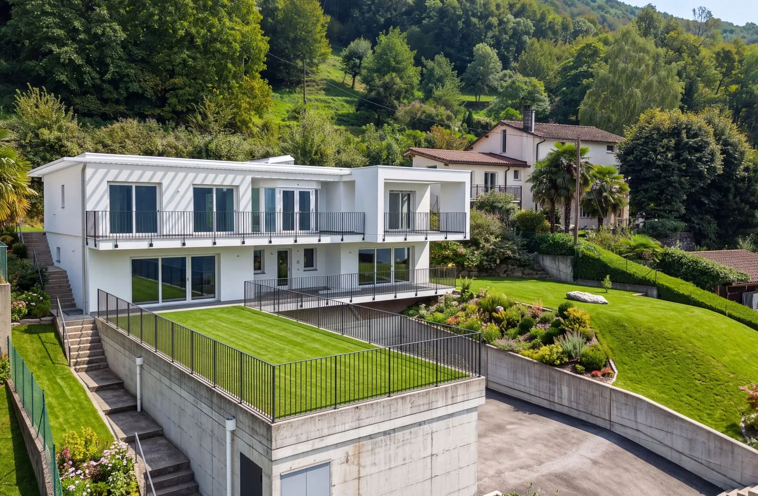 Exclusive and splendid villa with lake view, 6.5 rooms in Pugerna