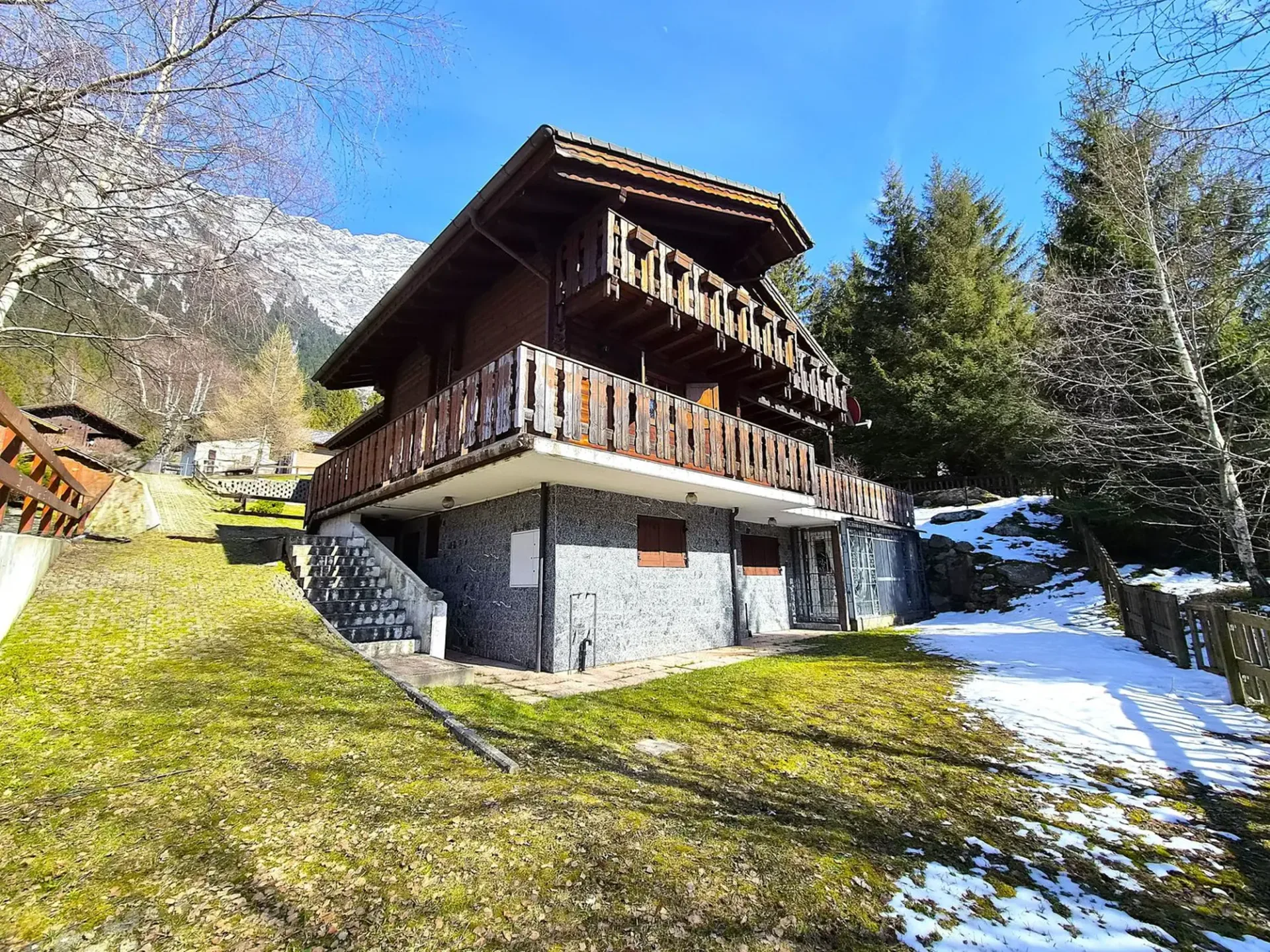 Schönes Doppelchalet mit Grundstück in der Nähe von San Bernardino