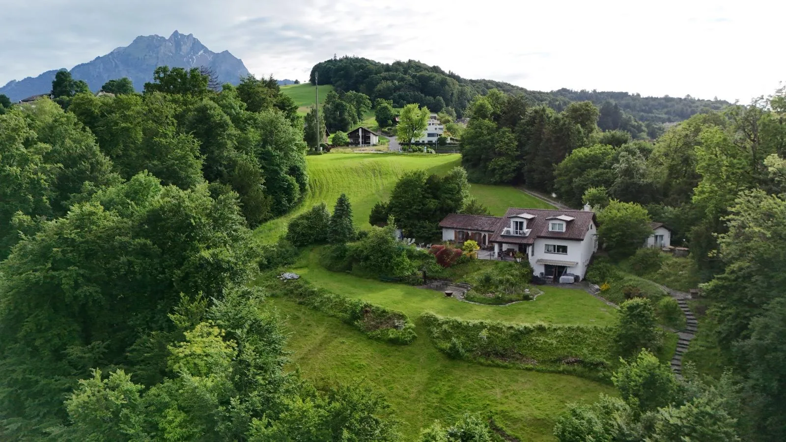 Luxuriöse Villa mit Pool & Privatstrand - absolute Privatsphäre am Vierwaldstättersee