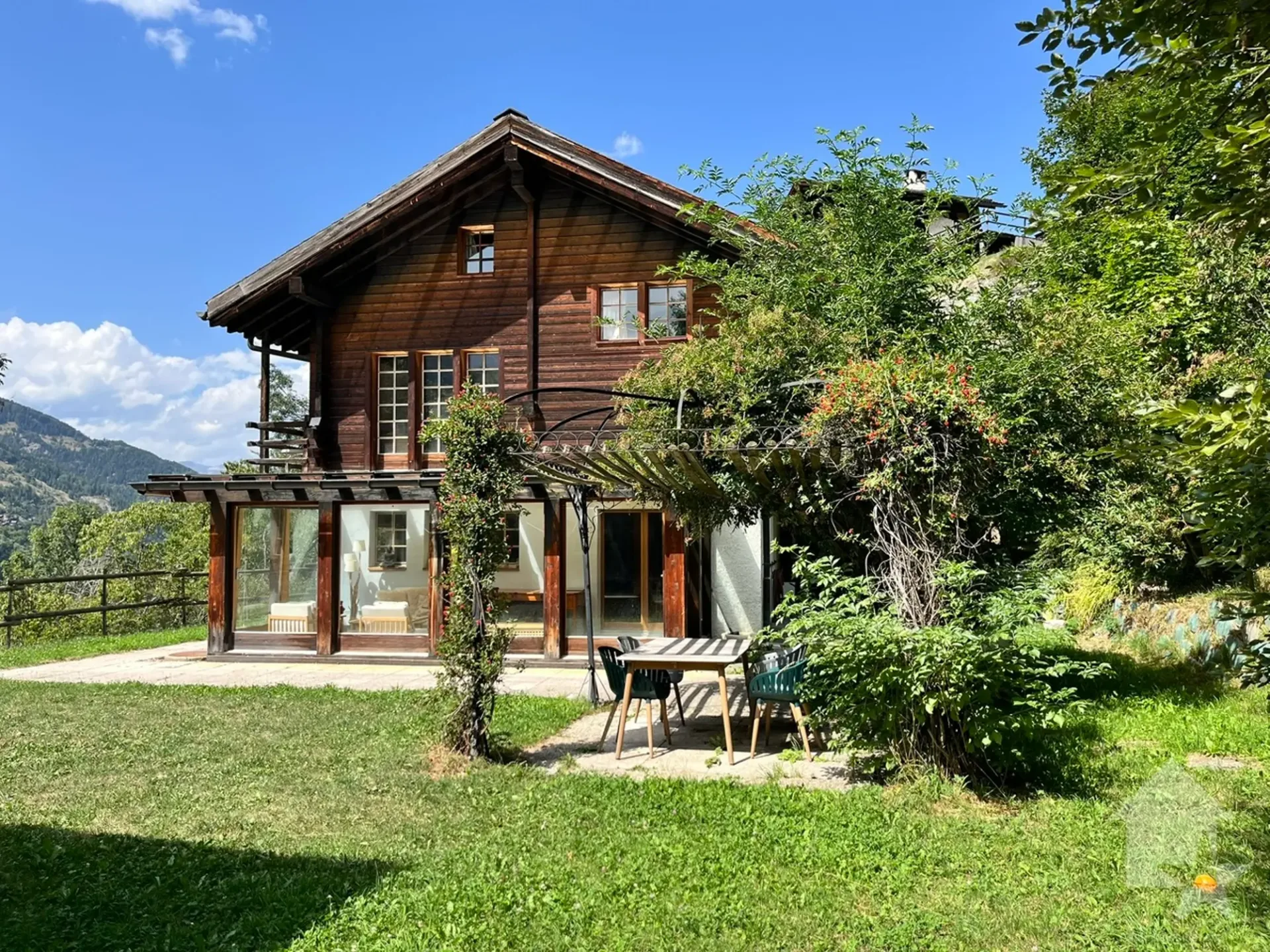 Geräumiges Chalet mit schönem Erker und wunderschönem Garten