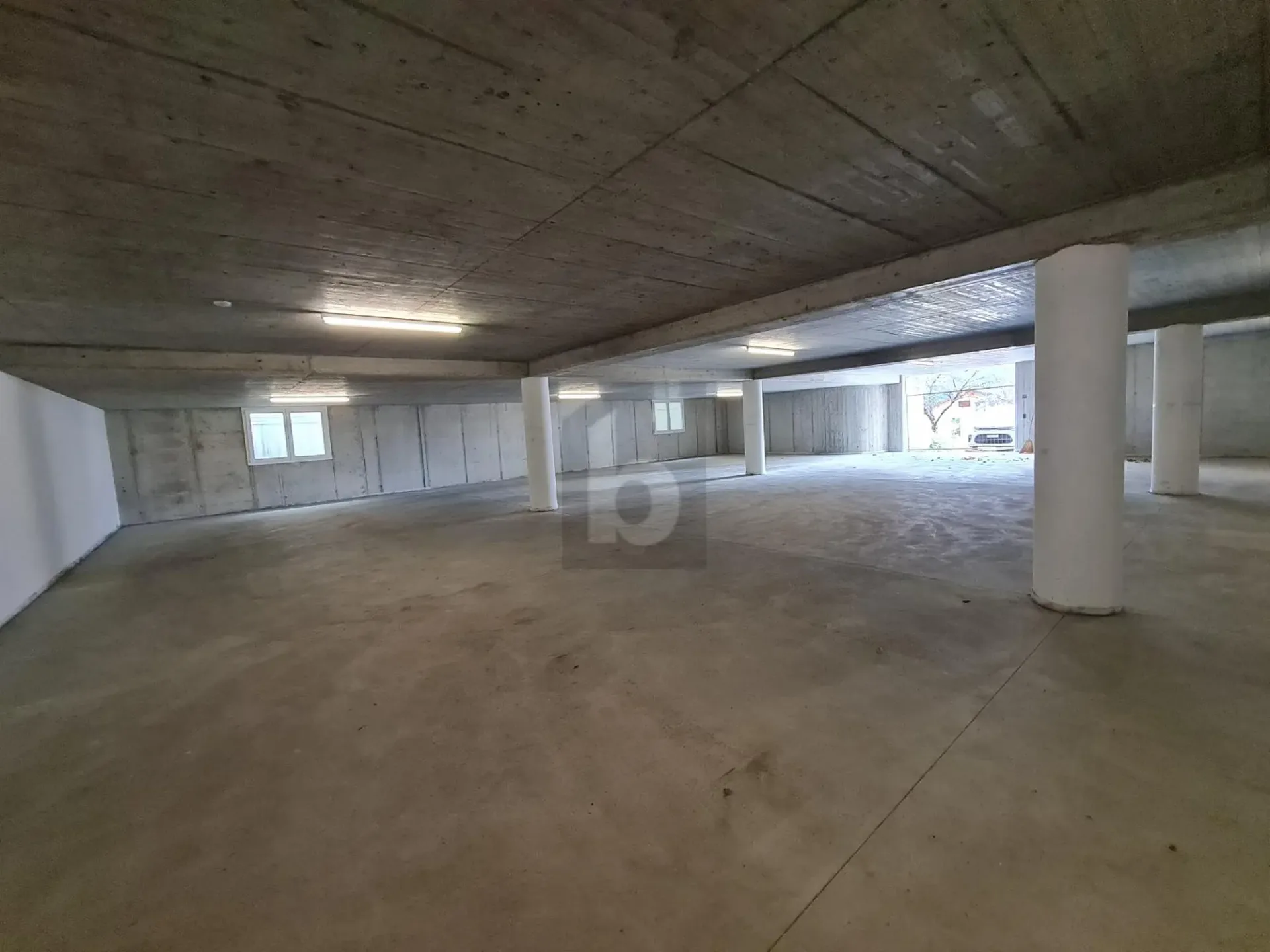 Parkplätze in der Tiefgarage oder außen