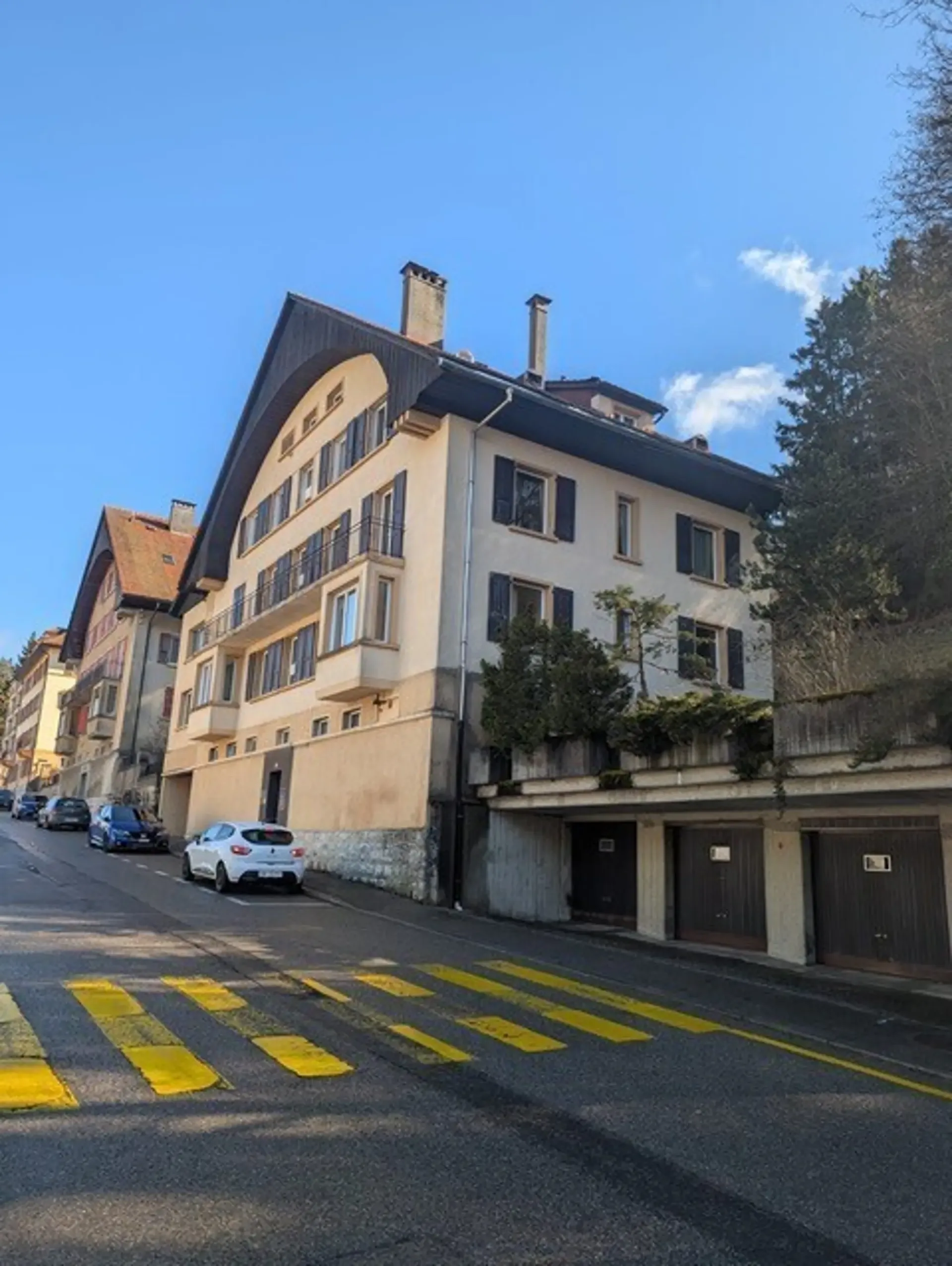 In einer Gruppenarztpraxis, helle 4-Zimmer-Räume zur Miete
