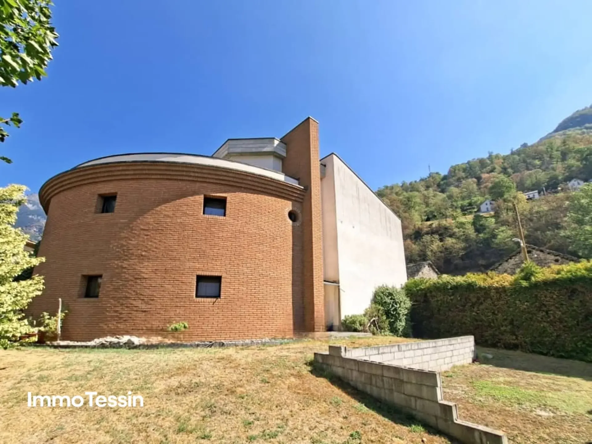 Fantastisches Mario Botta Haus im Bleniotal mit 2 Wohnungen an Top Lage mit freier Sicht in die Tessiner Bergwelt