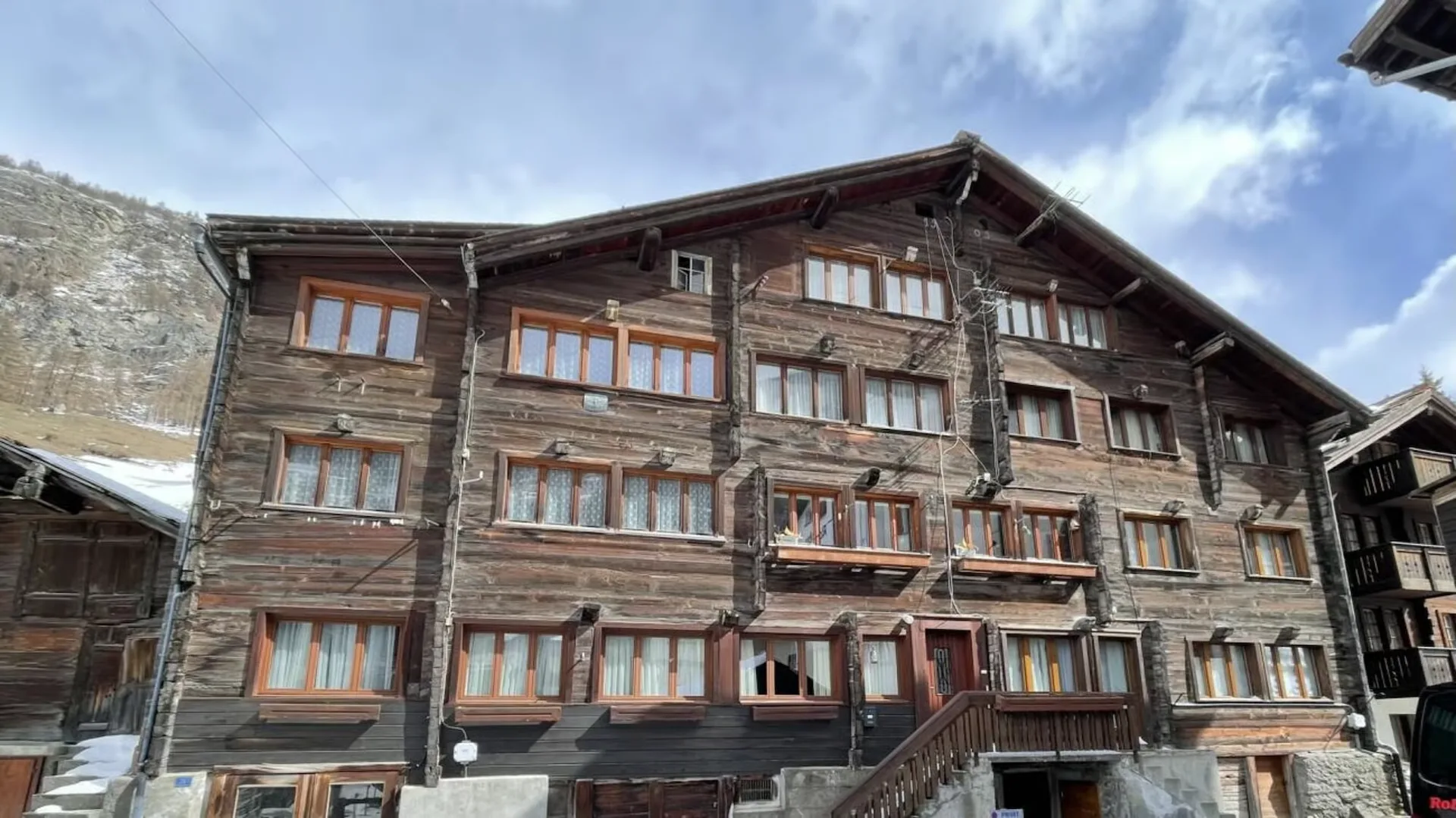 Traditional 2.5 room apartment in an old Valais house.