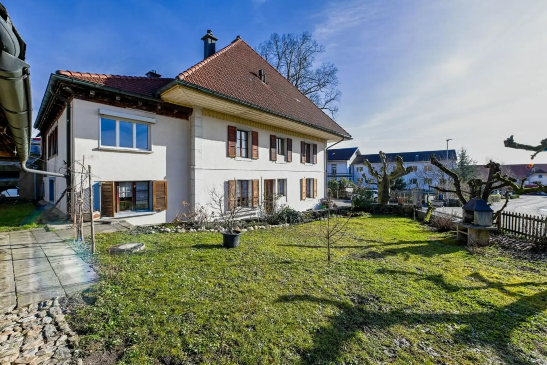 HISTORISCHES ZWEIFAMILIENHAUS MIT NEBENGEBÄUDE
