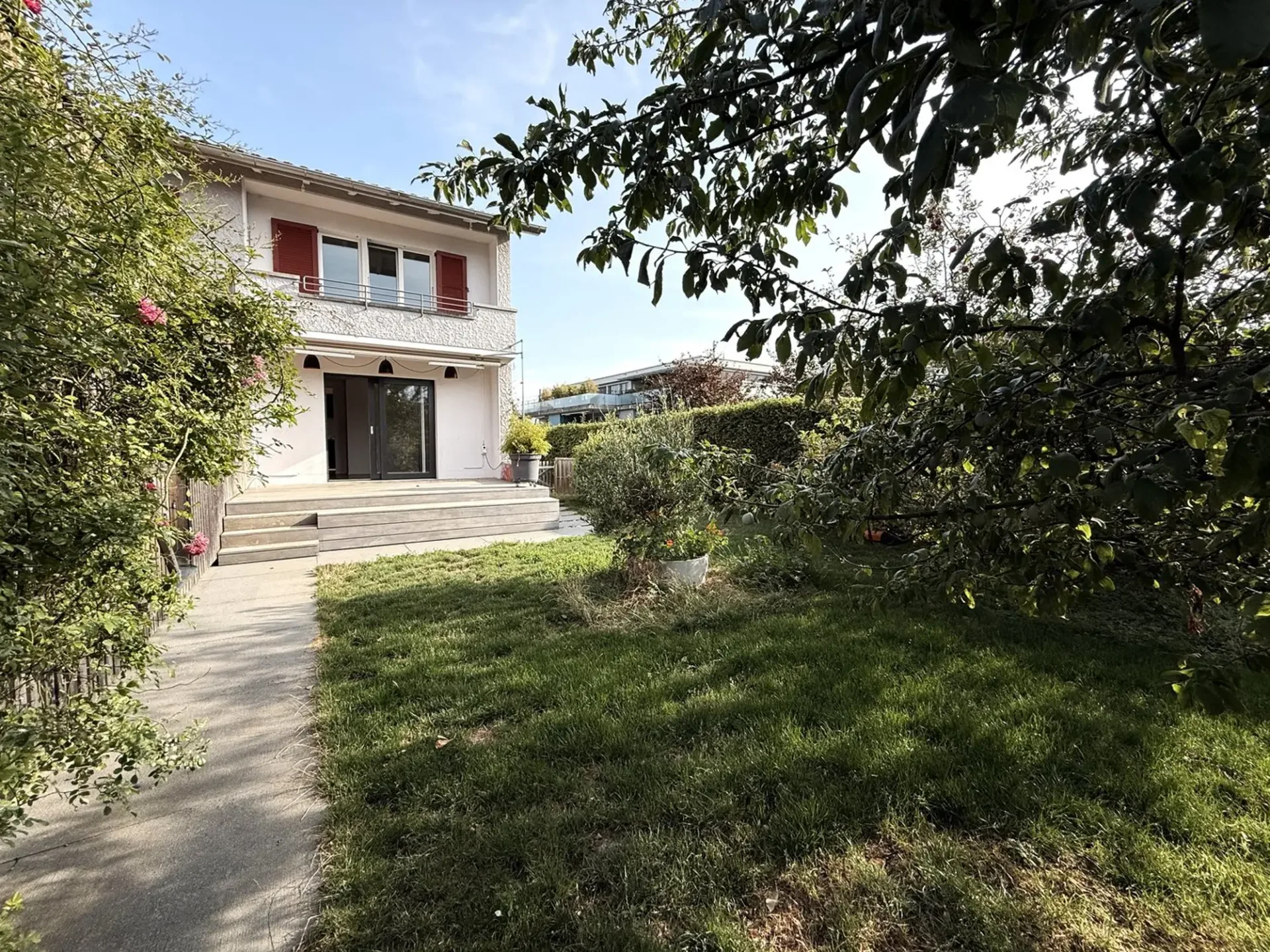 Stilvoll modernisiertes Doppeleinfamilienhaus mit hochwertigem Ausbau, Garten und viel Wohnqualität