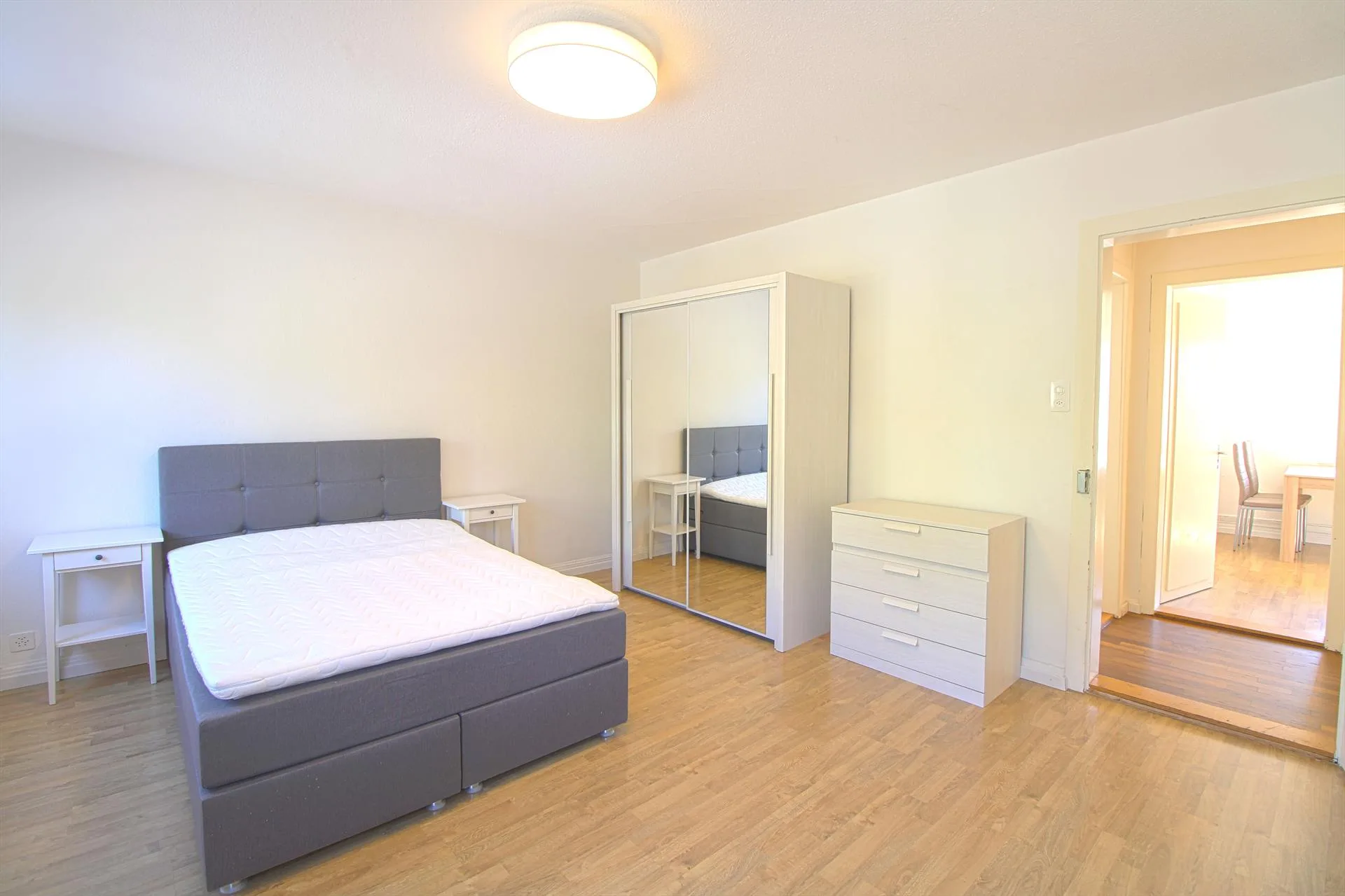Furnished room in modernised apartment in a top location