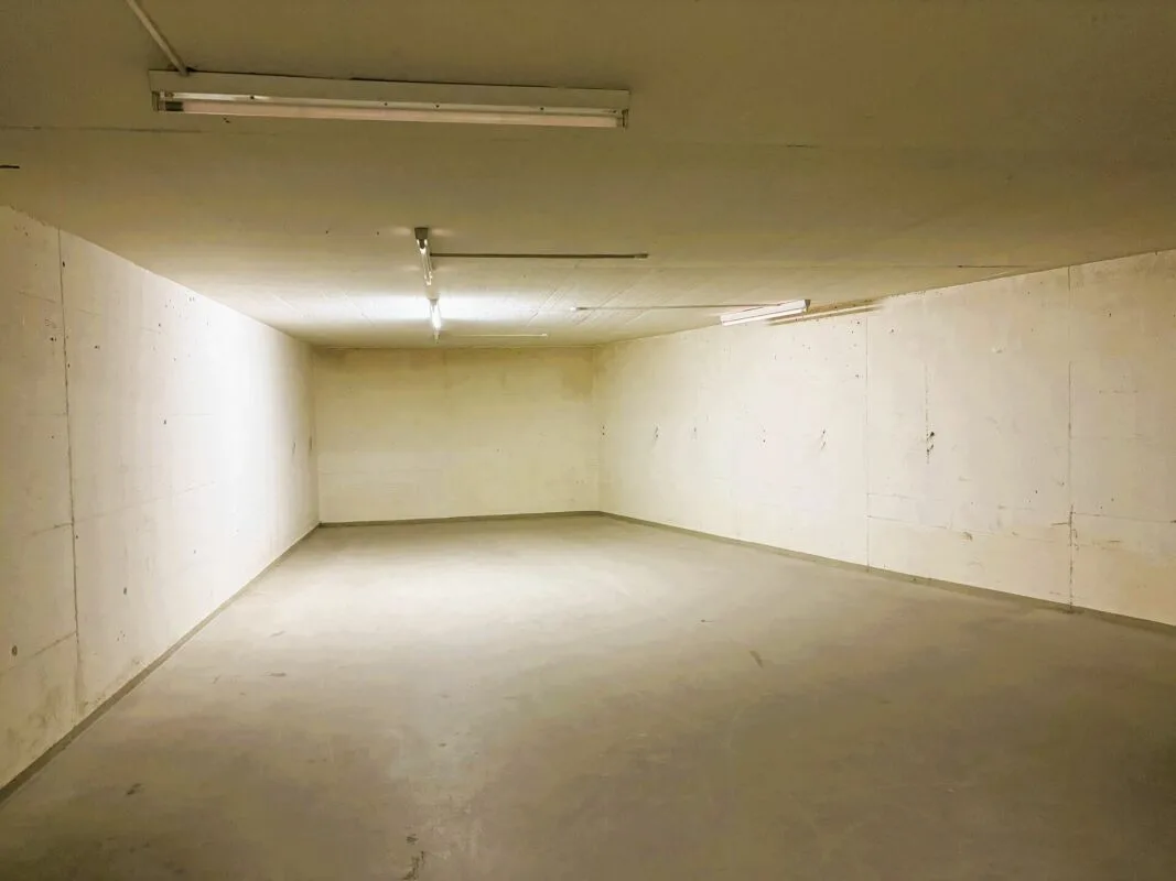 104 m² Spazio di stoccaggio al 1° piano interrato con rampa di consegna e ascensore merci - Steinhausen