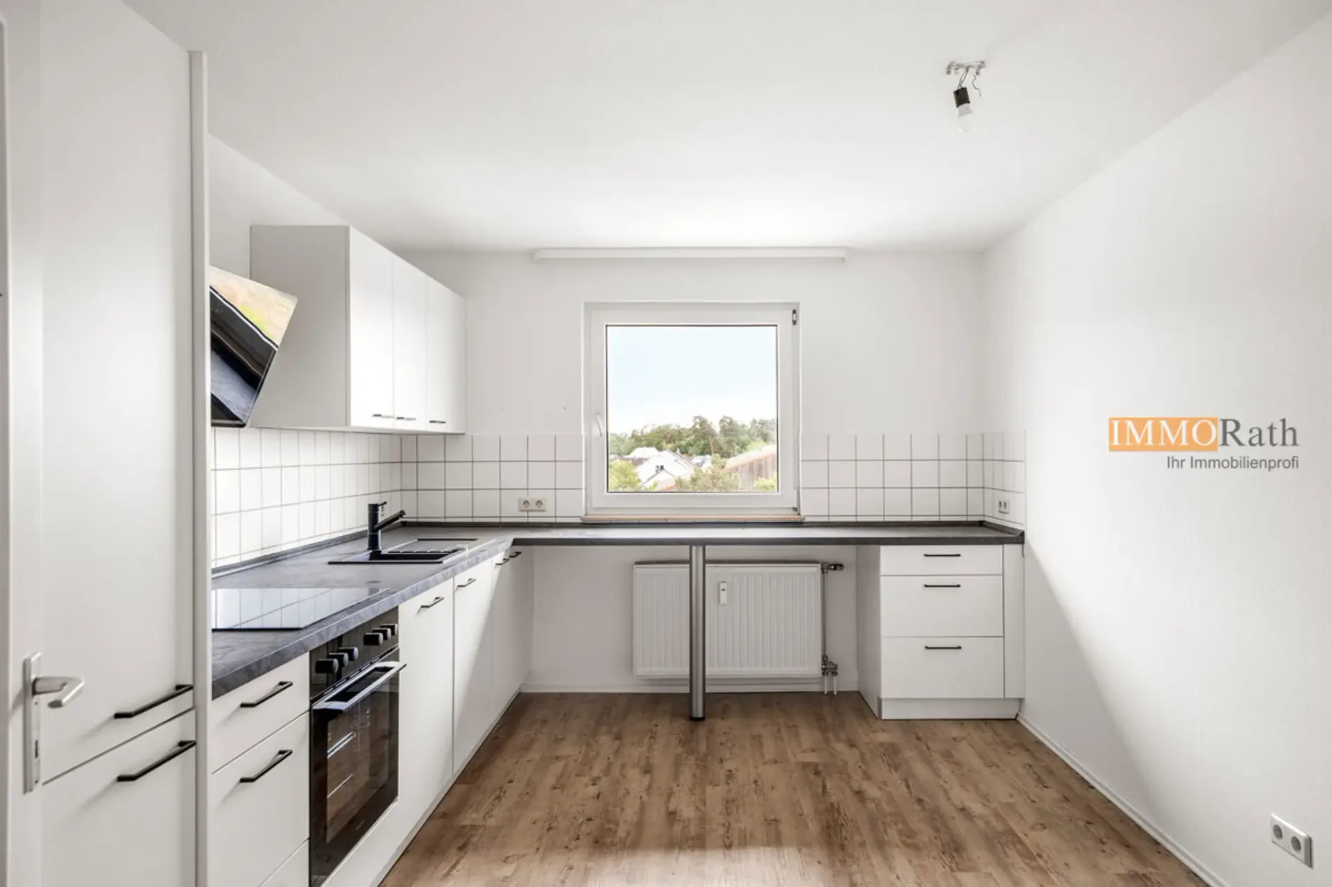 IMMORath.de - Helle 3-Zimmerwohnung mit Balkon und 60 m ² Ausbaureserv