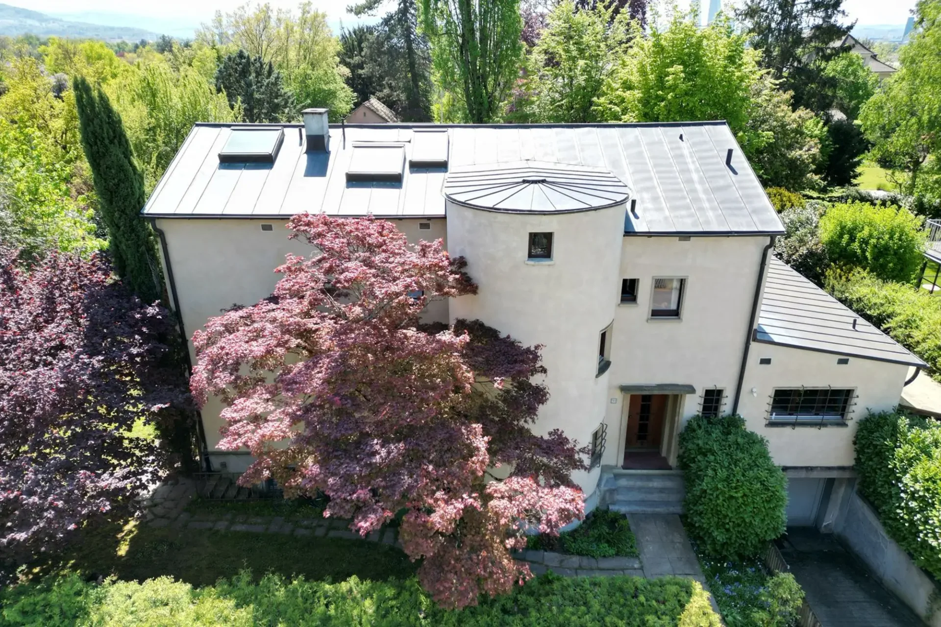 Villa im Stil der klassischen Moderne mit grossem Garten und Entwicklungspotential in Riehen