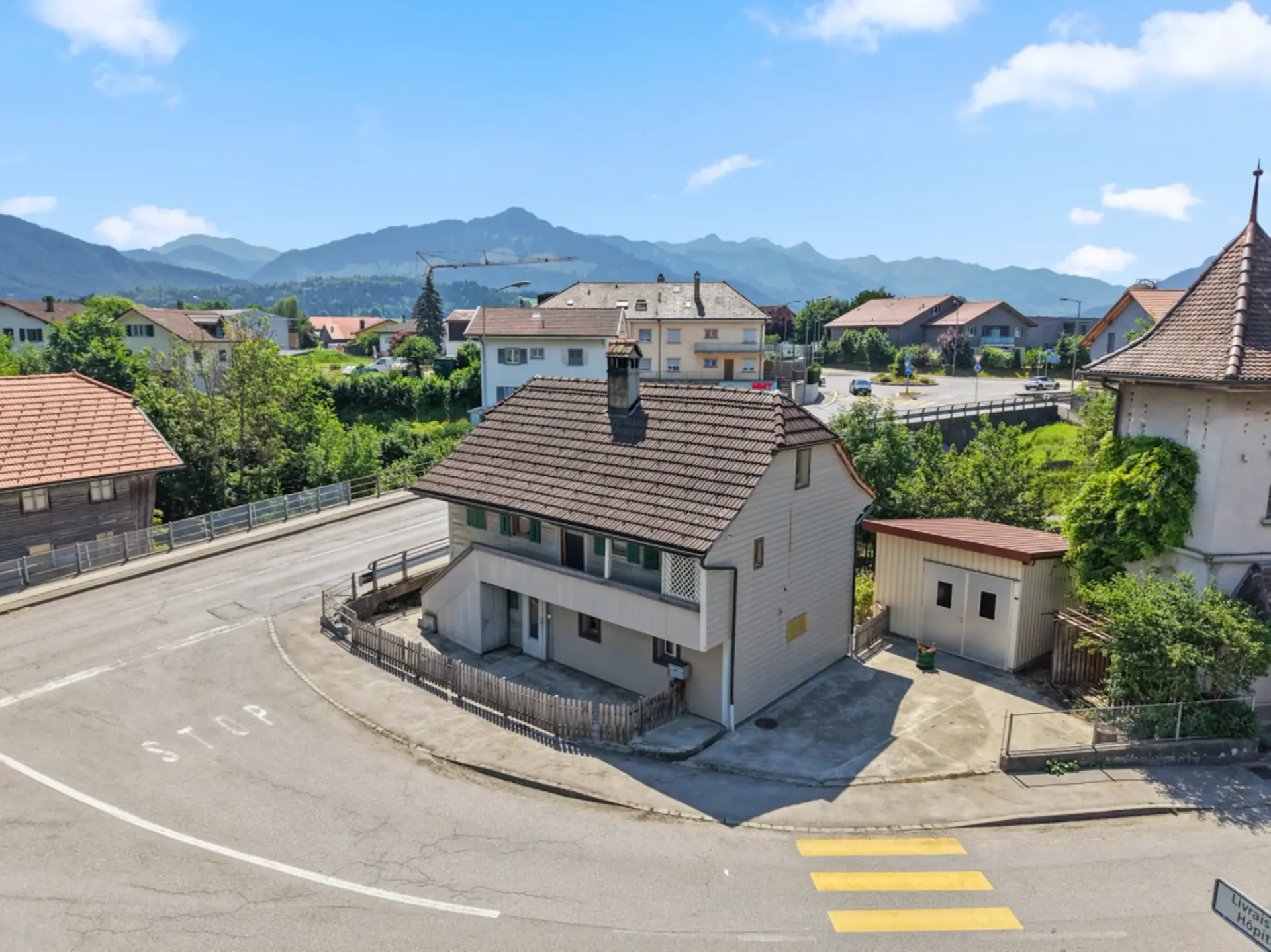 Einfamilienhaus im Dorf zu renovieren mit Garten und Nebengebäuden, in Riaz