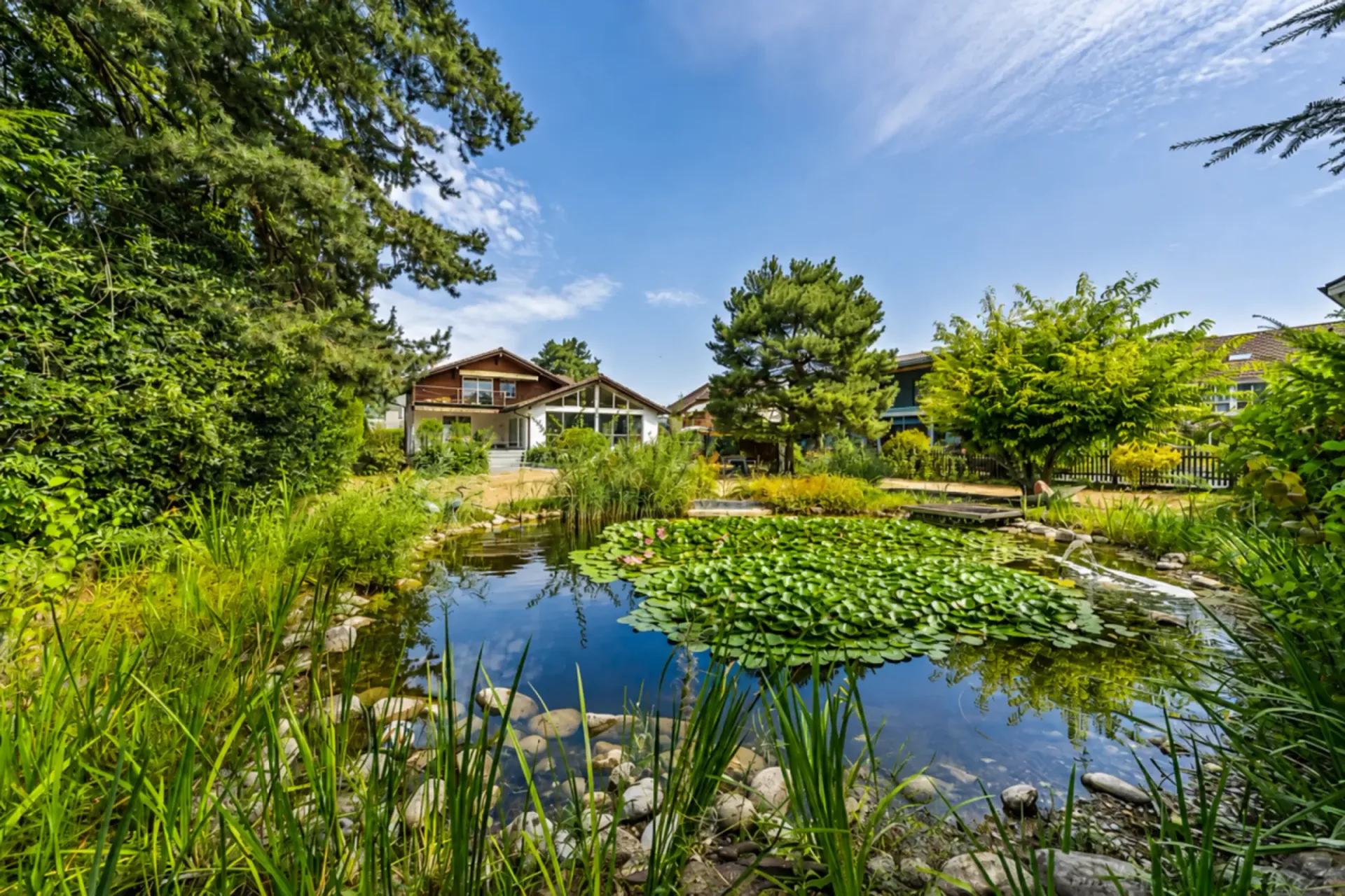 Wohnglück am Wasser: Exklusives 5.5 Zimmer Haus mit privater Natur Oase