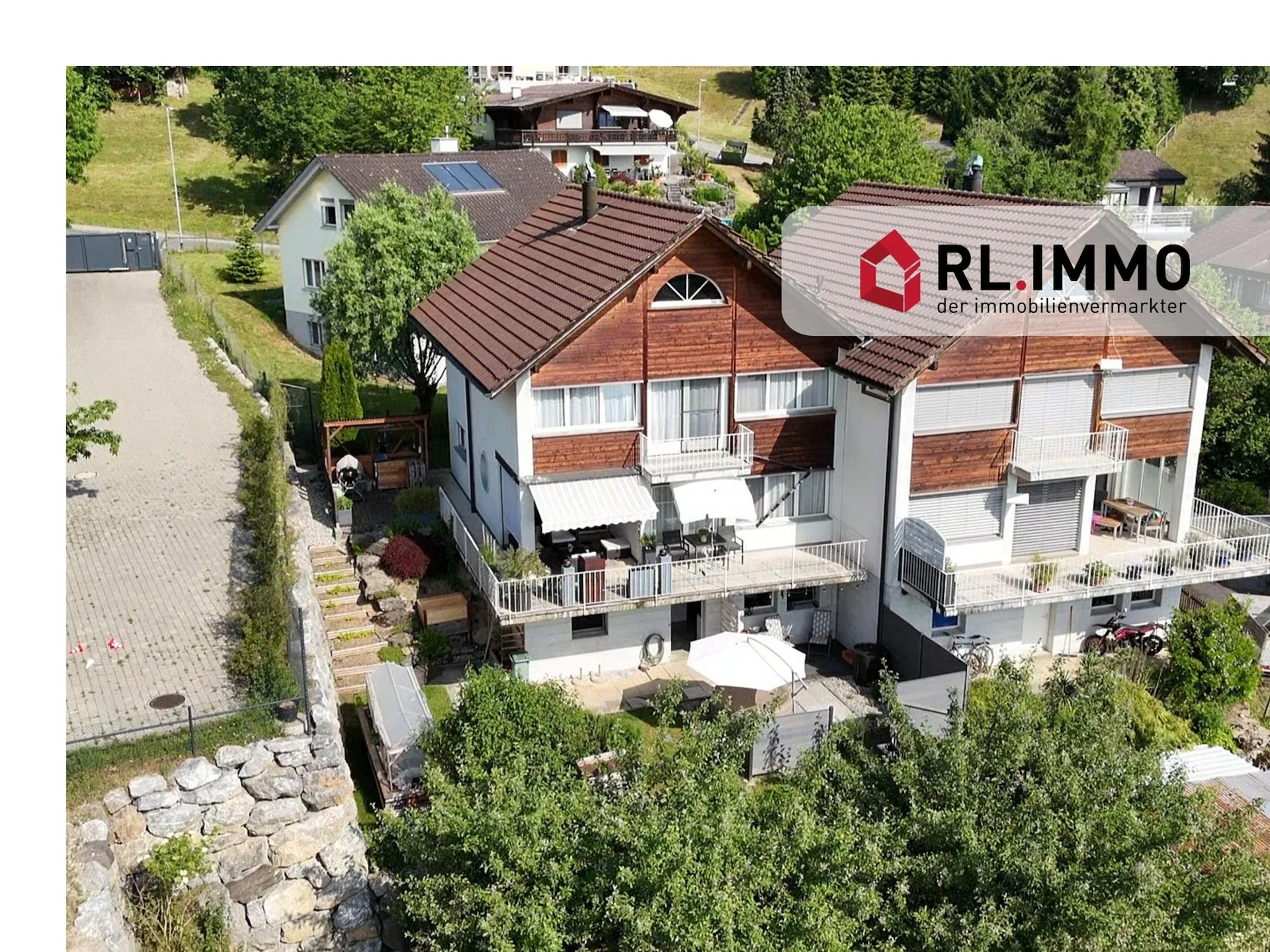 Exklusive 6.5 Zimmer Doppelhaushälfte an ruhiger Lage in Eichberg zu v