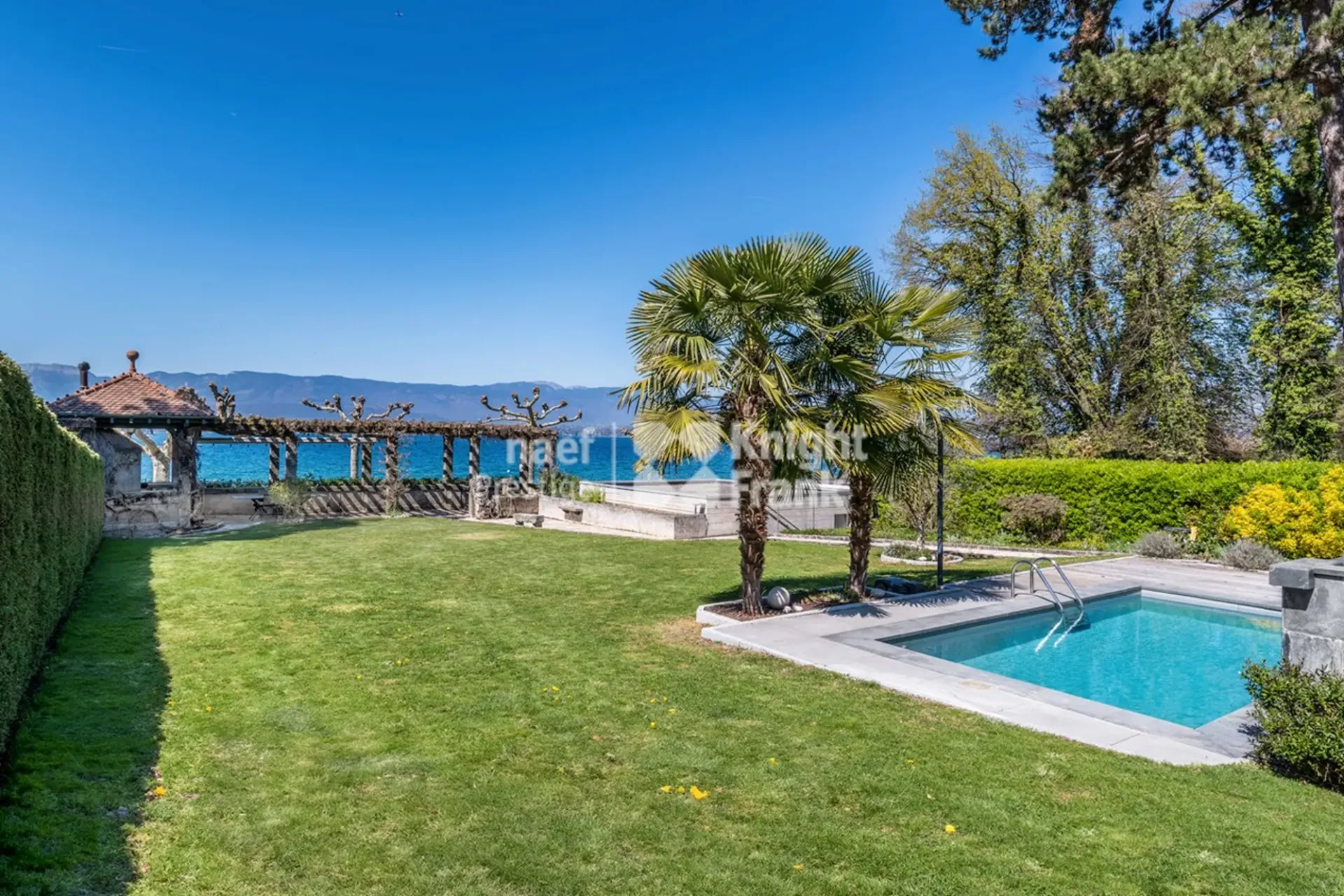 OFF-MARKET : Propriété au bord du lac