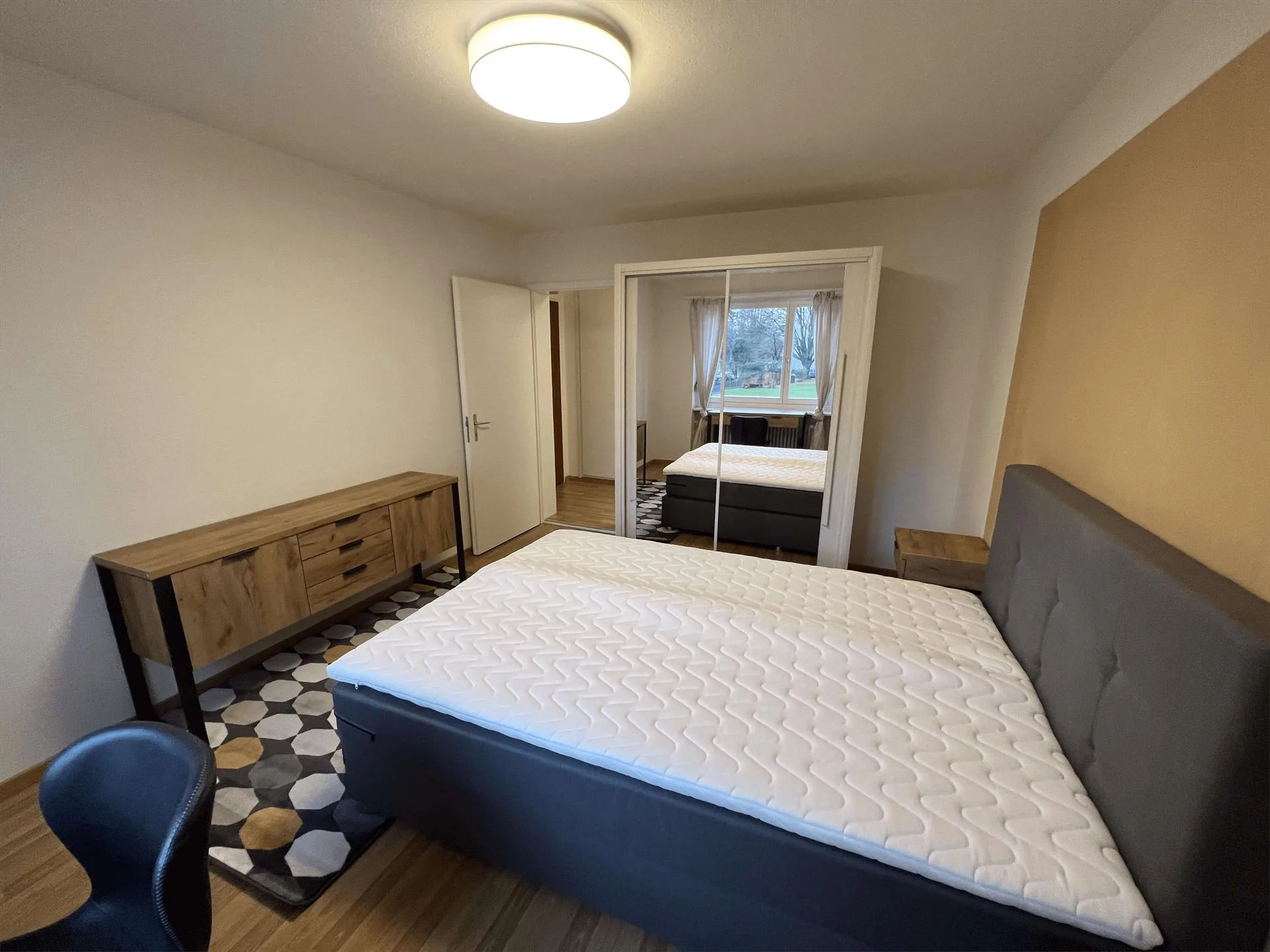 Furnished room in modernised apartment in a top location