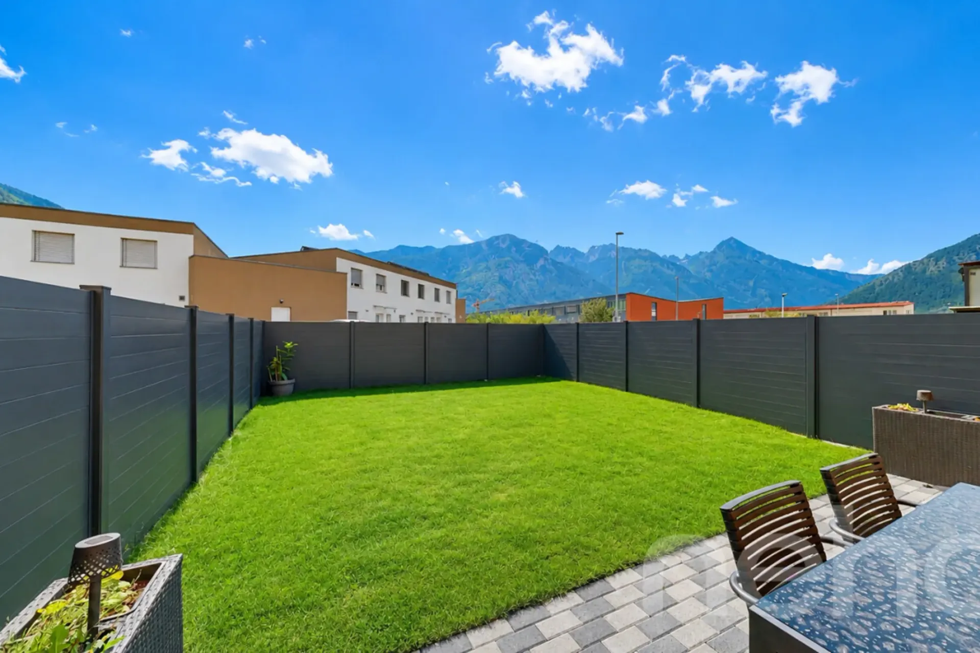 Schönes Reihenhaus mit 4,5 Zimmern, Garten und freier Sicht