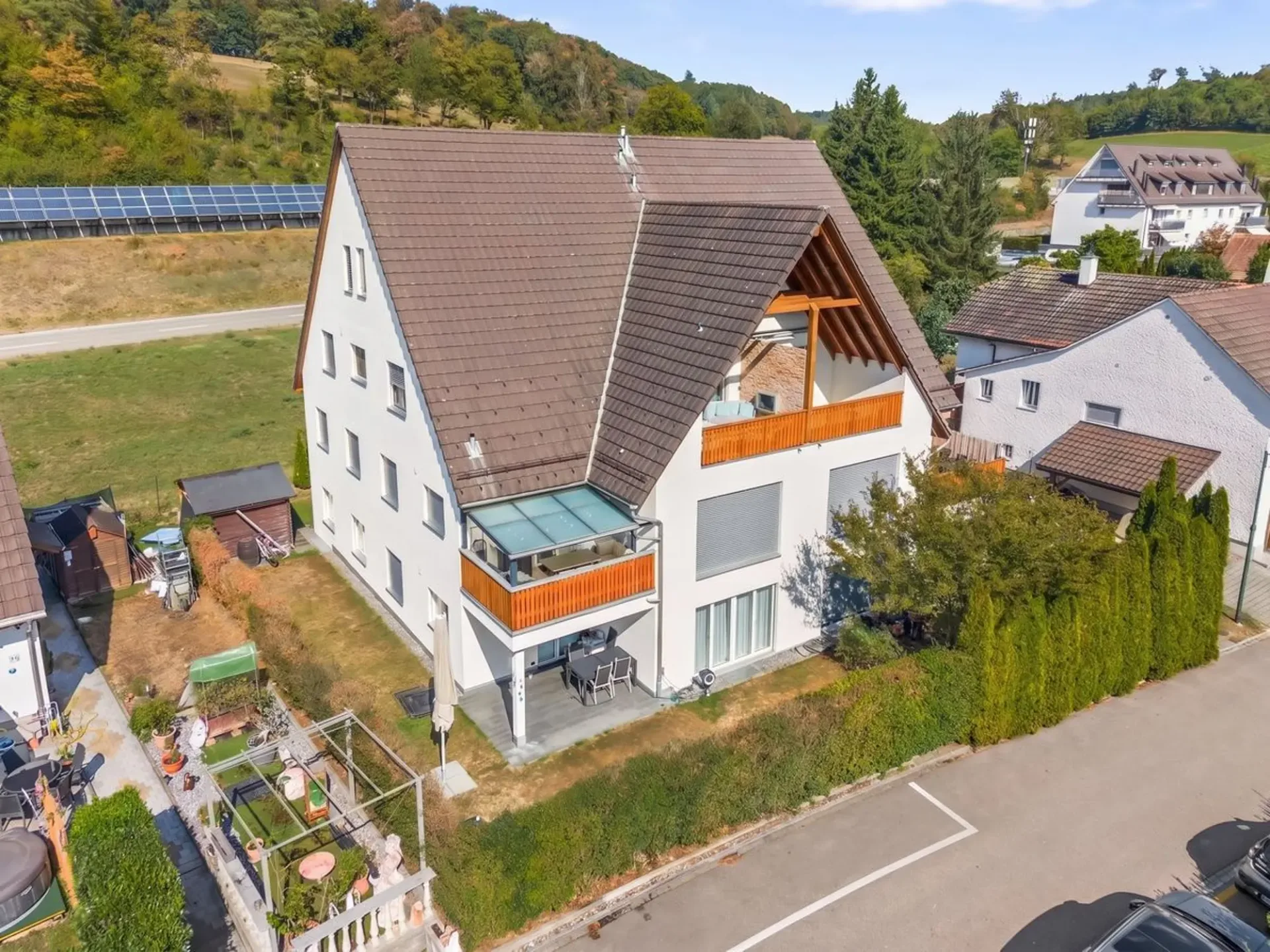 Moderne und helle 4.5-Zimmer-Gartenwohnung an naturnaher Lage mit Lift und Tiefgaragenplatz
