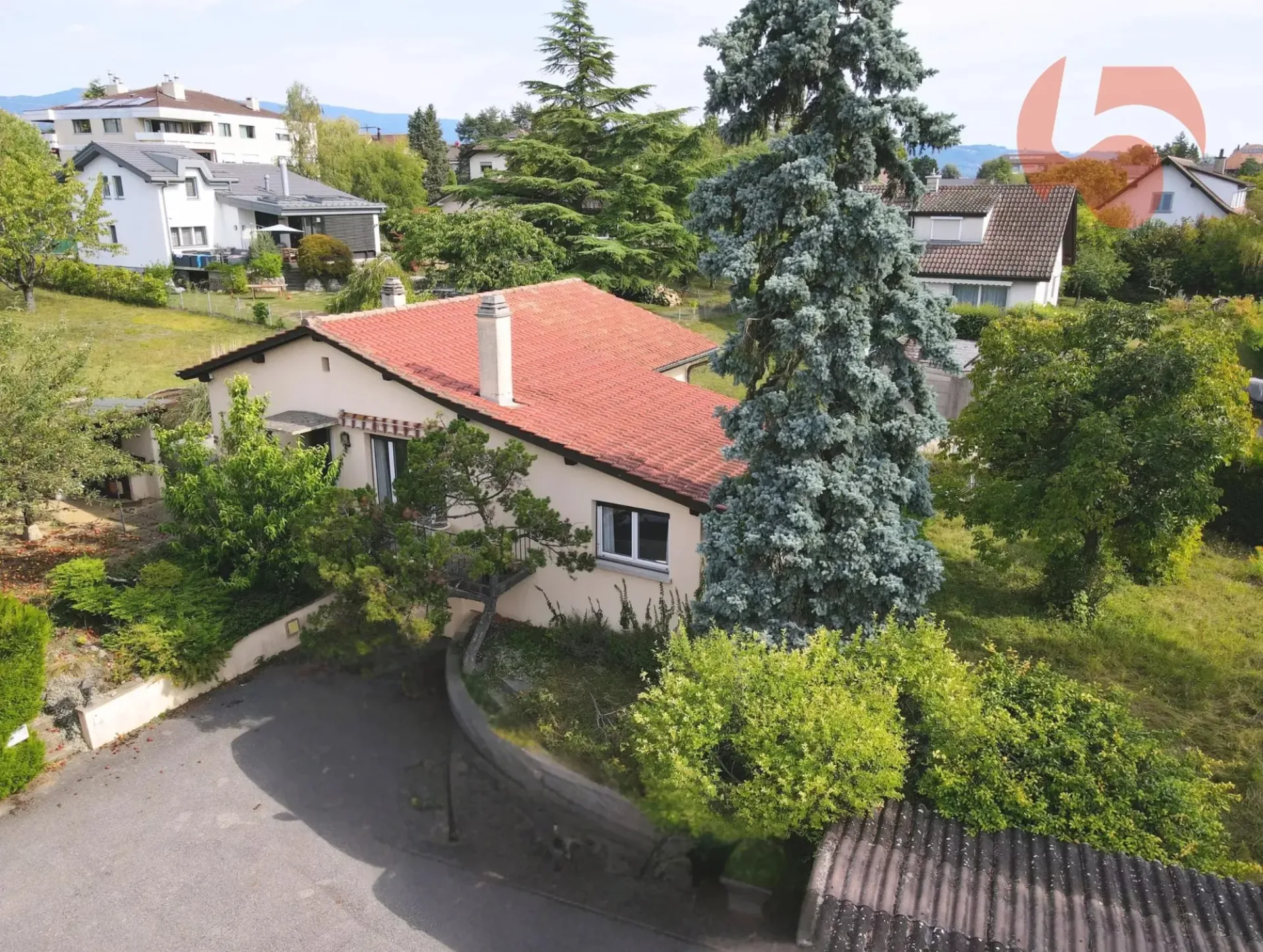 350 m vom Zentrum von Prangins entfernt, ein Haus zum Wiedererfinden auf einem wunderschönen, baumgesäumten Grundstück