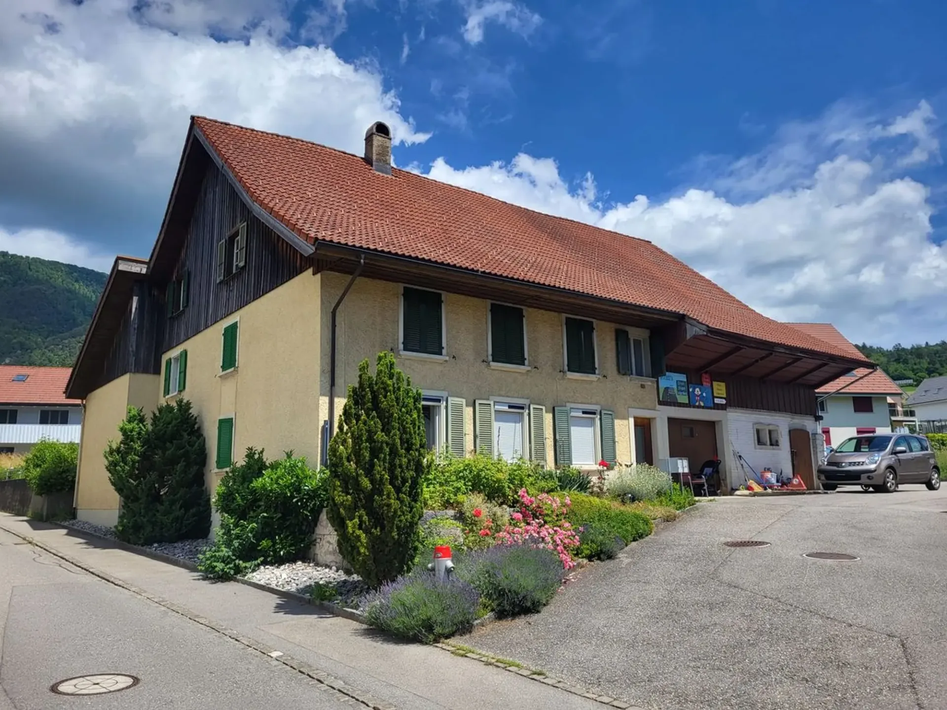 Farmhouse with garden, parking spaces, and large expansion reserve - ideal as a multi-generational house