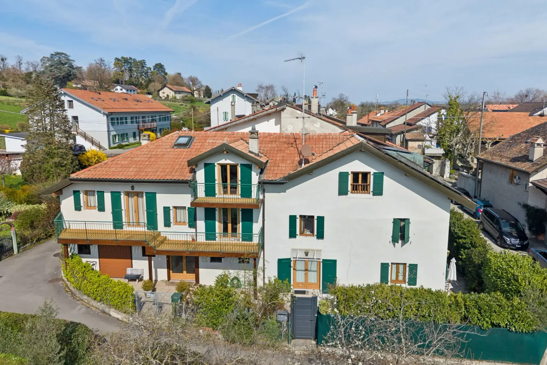 EXCLUSIVITÉ : Grande Maison de Village à deux logements