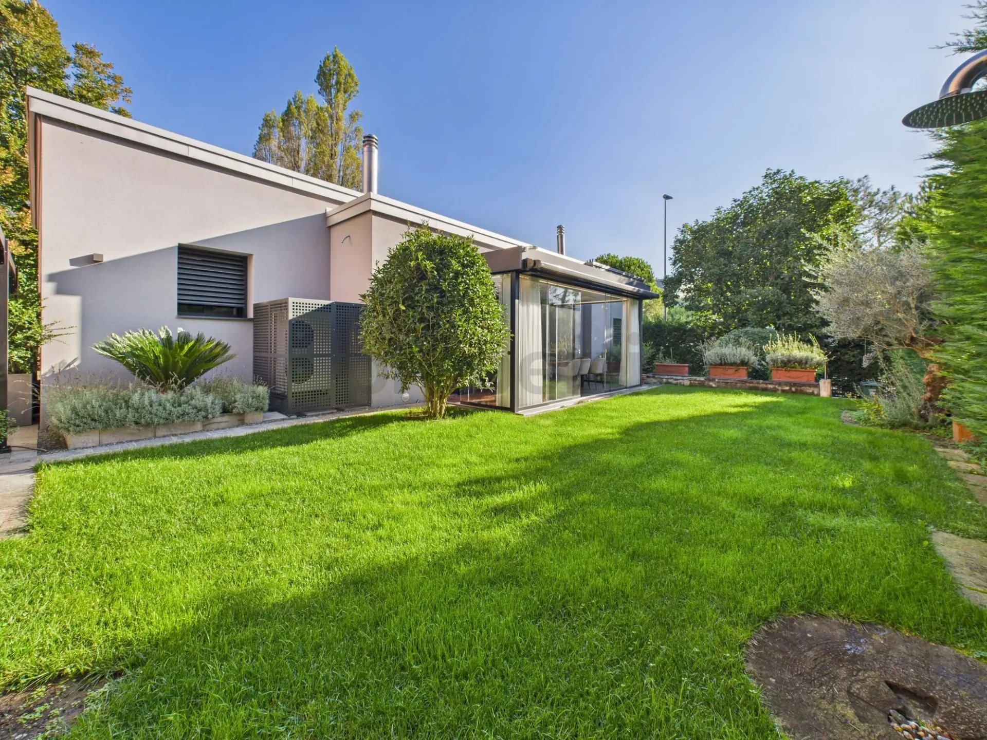 Modernes Haus mit Garten, privatem Spa und fortschrittlicher Technologie in Locarno