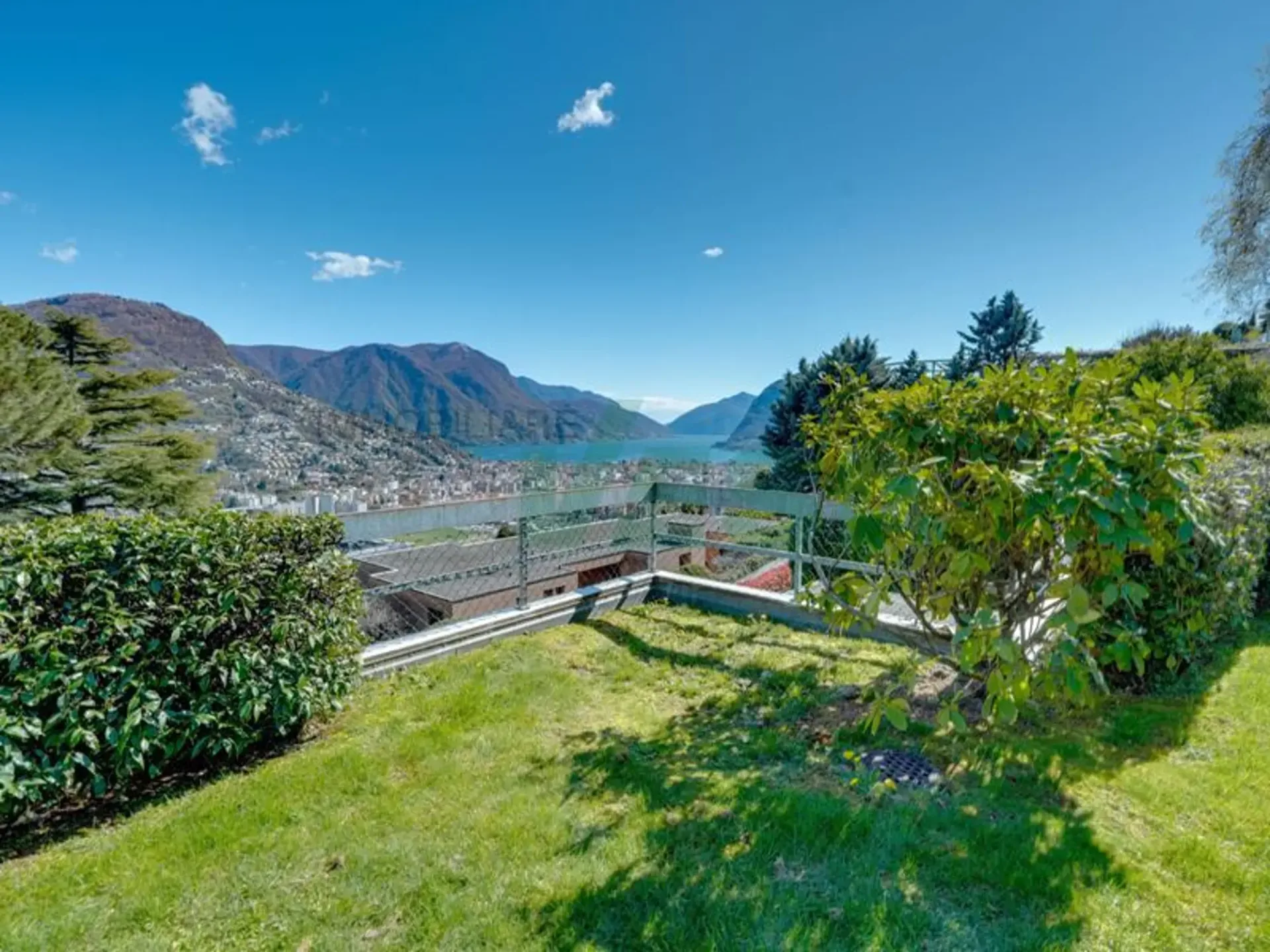 Splendido attico 6,5 locali con fantastica vista lago e bel giardino