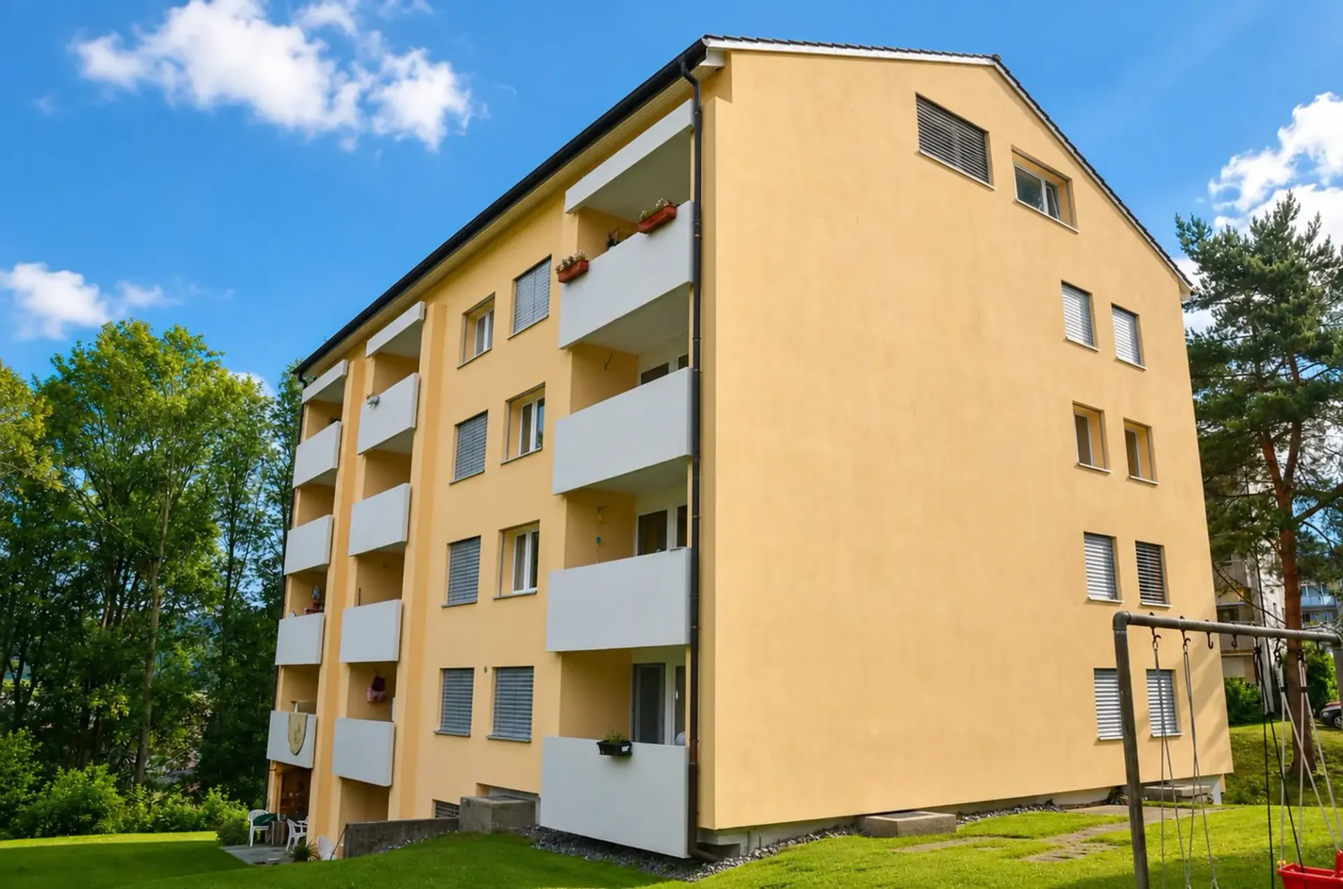 moderne 4.5-Zimmer-Wohnung an ruhiger Lage mit sonnigem Balkon und eigener Waschmaschine