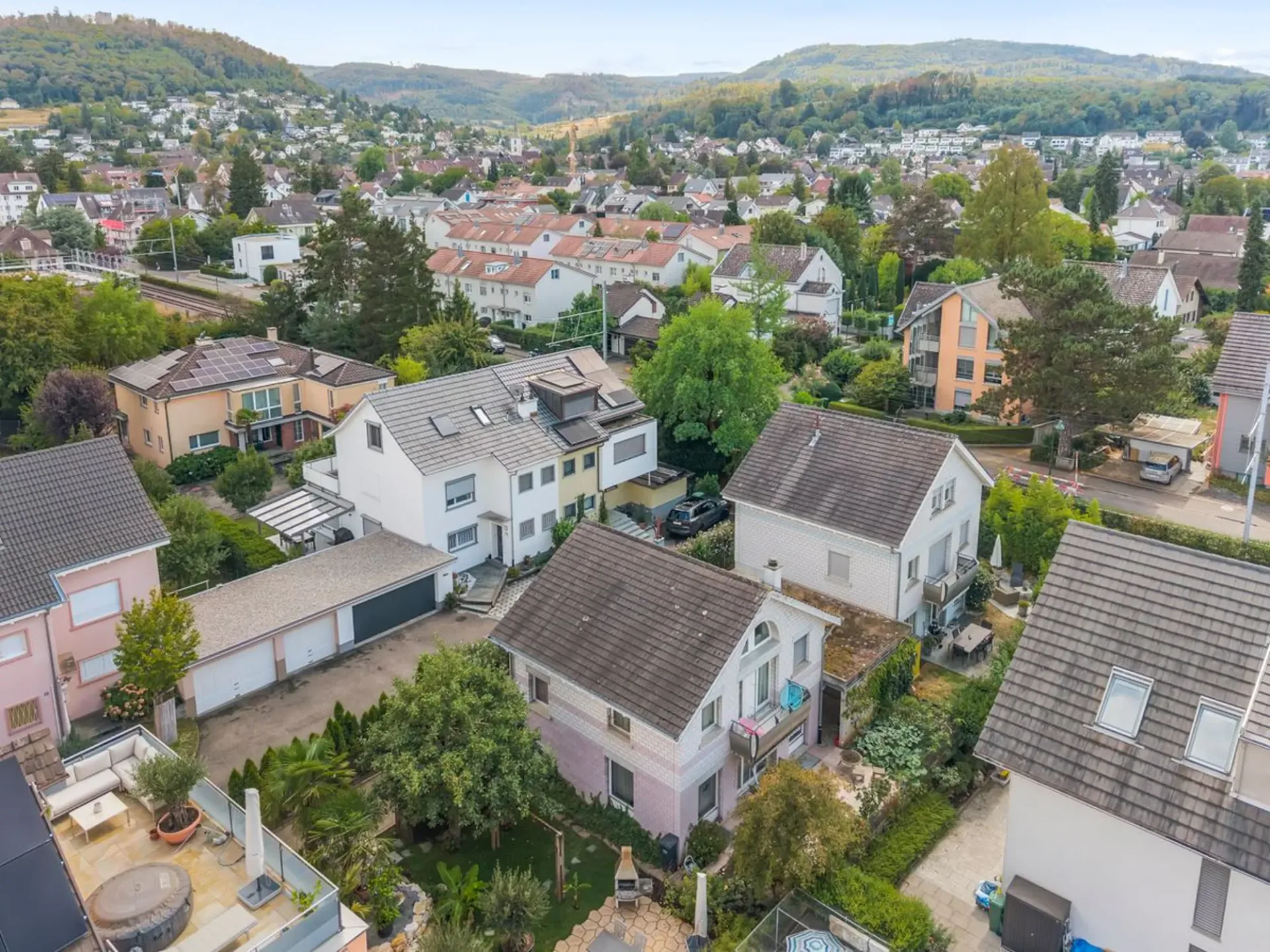 Lichtdurchflutetes Einfamilienhaus mit Gartensitzplatz an zentraler Lage in Muttenz