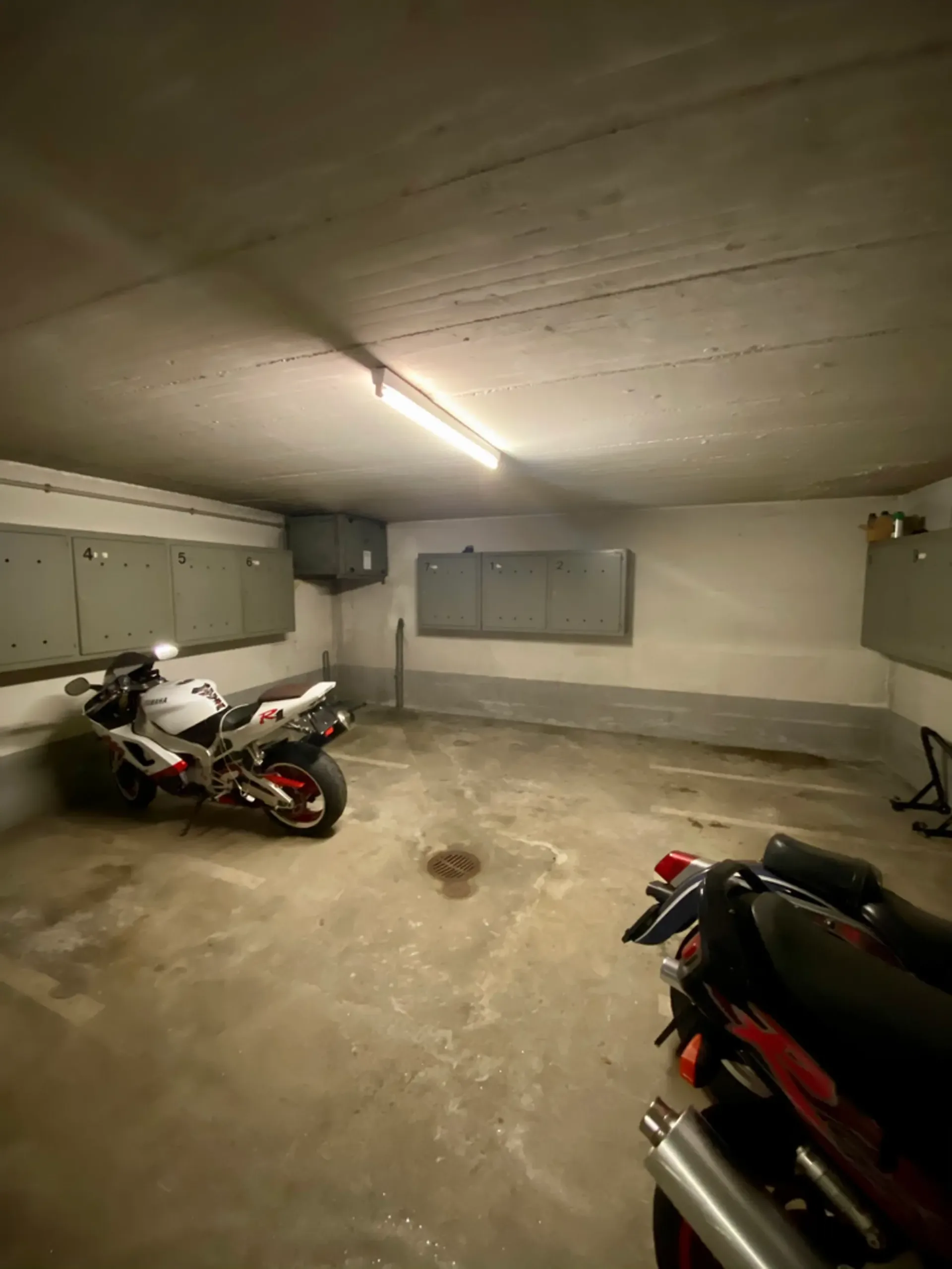 Motorradeinstellplätze nähe Bahnhof Pratteln zu vermieten