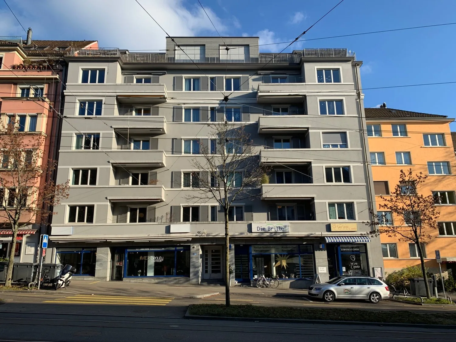 Spazi commerciali direttamente sulla popolare piazza Schaffhauserplatz a Zurigo