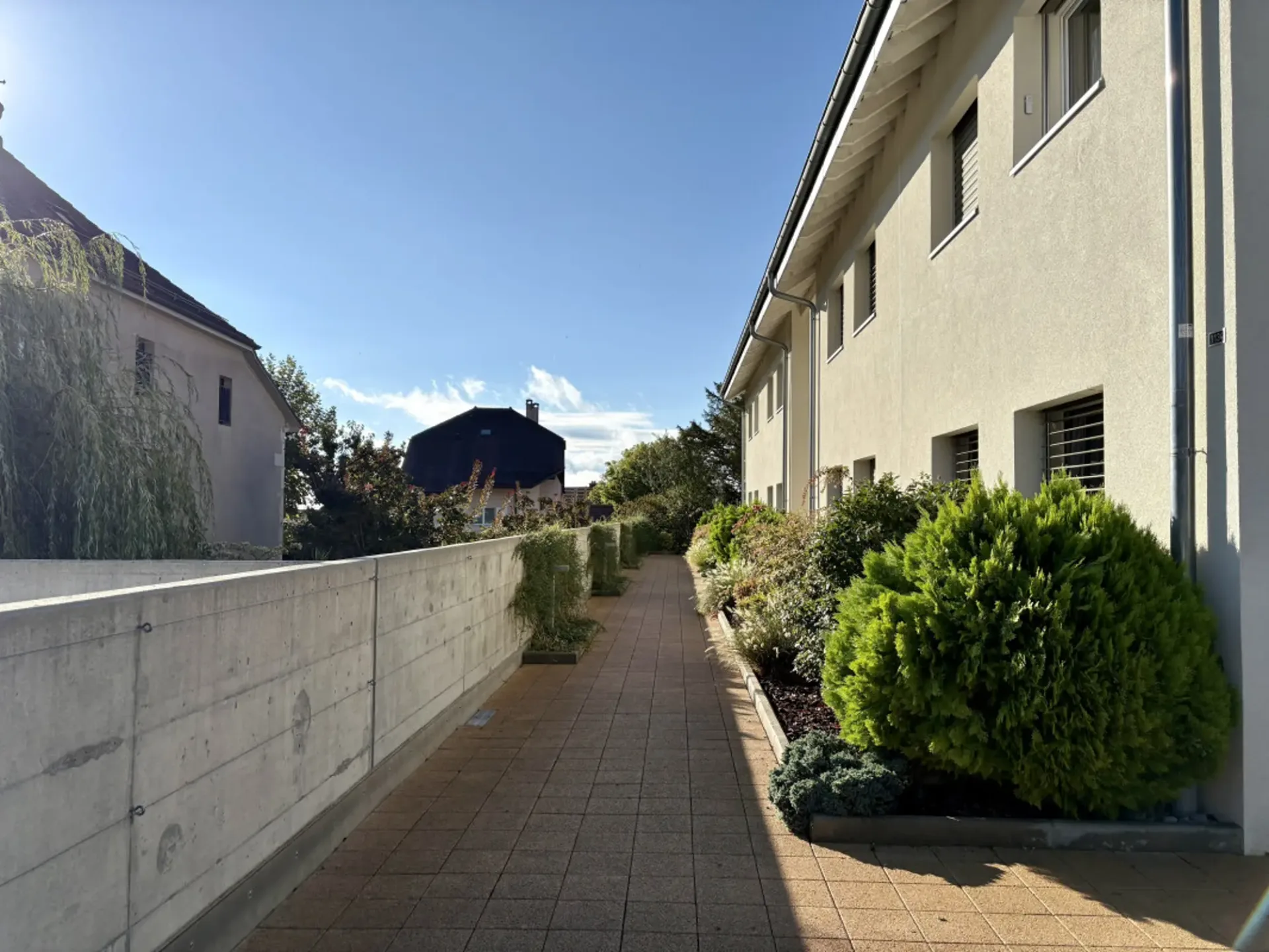 Helles neuwertiges Duplex mit 4,5 Zimmern im Zentrum von Genolier Terrasse 2 Parkplätze