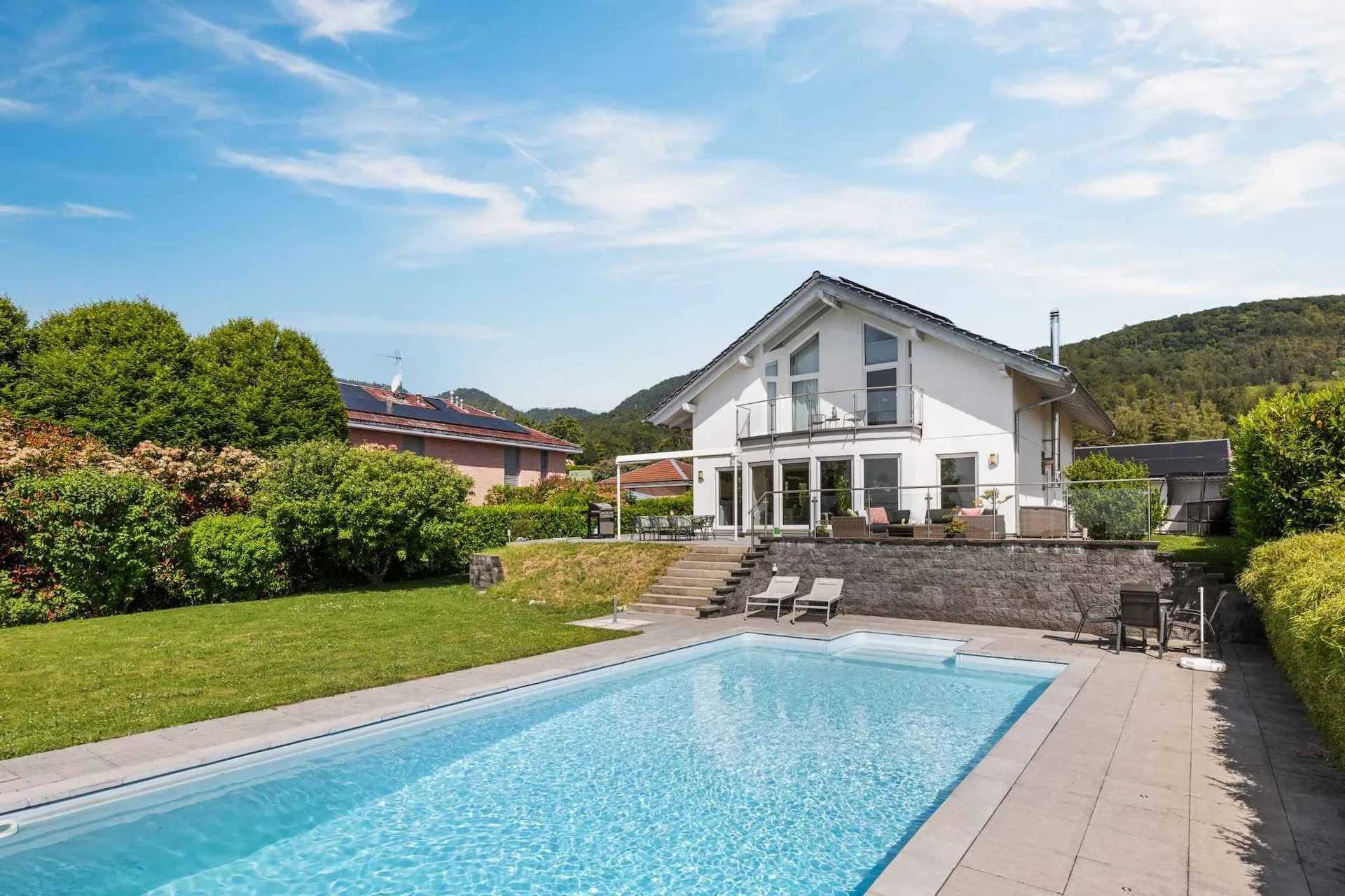 Villa moderne avec piscine et vue sur le lac, les Alpes et le Jura